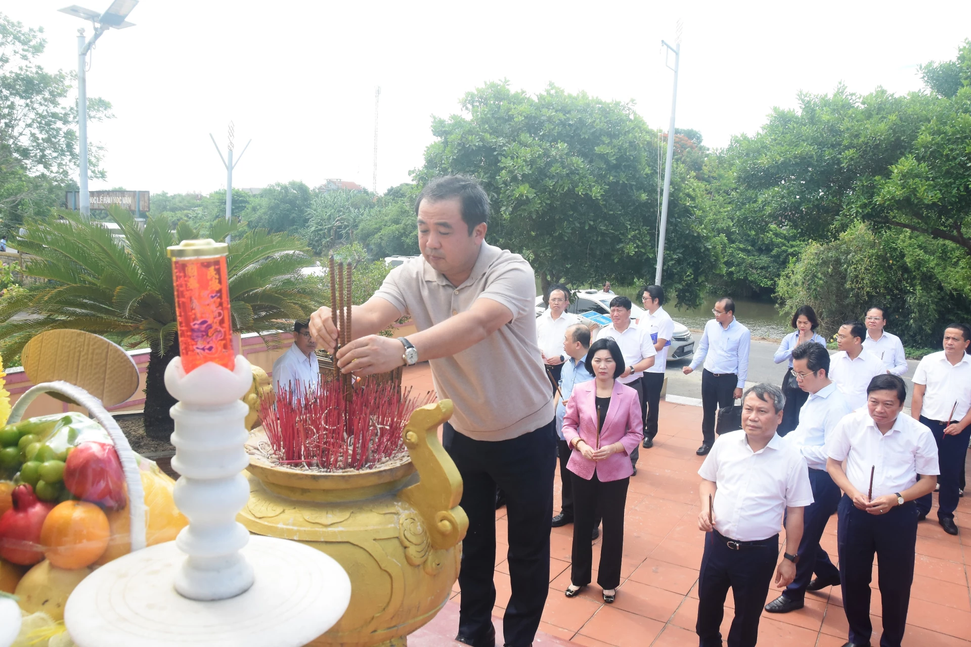 Đồng chí Trần Đức Thắng, Ủy viên Bộ Chính trị, Bí thư Thành ủy Hà Nội và đoàn dâng hương tại Đài tưởng niệm Anh hùng Liệt sĩ, Anh hùng lực lượng vũ trang Lê Thị Tuyết, xã Vĩnh Định - Ảnh: Đ.V