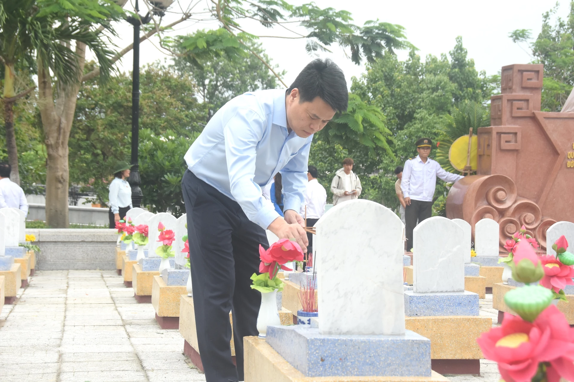 Đồng chí Lê Ngọc Châu, Bí thư Thành ủy, Trưởng Đoàn Đại biểu Quốc hội TP. Hải Phòng thắp nhang lên phần mộ liệt sĩ ở Nghĩa trang Liệt sĩ quốc gia Đường 9- Ảnh: Đ.V