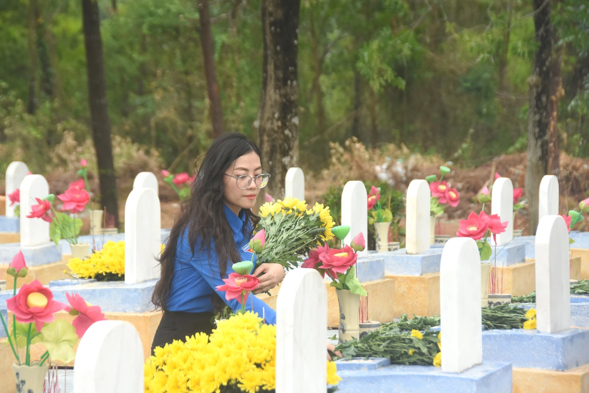 Thành viên đoàn công tác TP. Hải Phòng dâng hoa lên phần mộ liệt sĩ ở Nghĩa trang Liệt sĩ quốc gia Đường 9- Ảnh: Đ.V