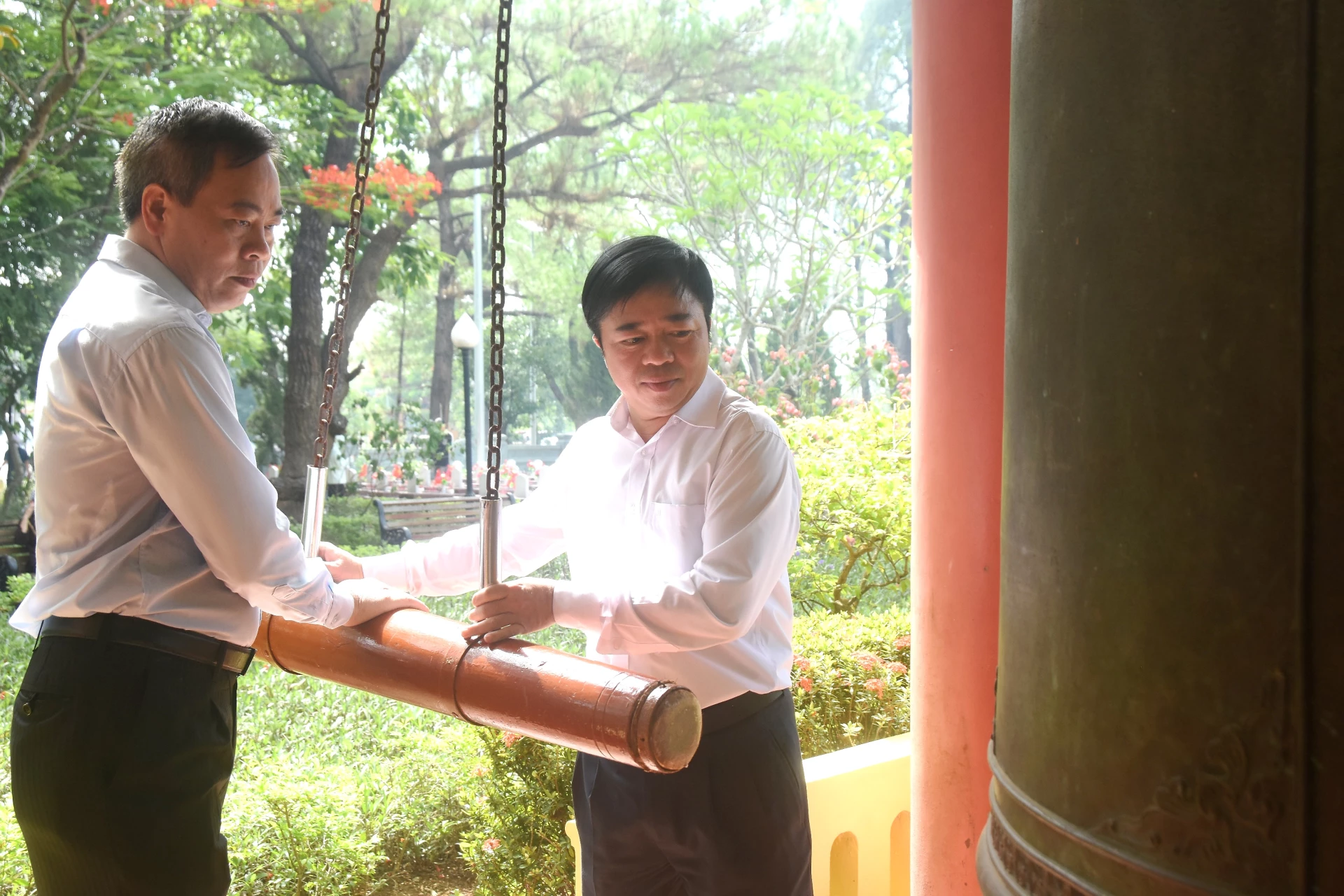Đồng chí Bùi Văn Lương, Phó Bí thư Tỉnh uỷ, Chủ tịch HĐND tỉnh Thái Nguyên và đồng chí Nguyễn Đăng Quang, Phó Bí thư Tỉnh ủy, Chủ tịch HĐND tỉnh Quảng Trị thực hiện nghi thức thỉnh chuông tại Nghĩa trang Liệt sĩ quốc gia Trường Sơn - Ảnh: Đ.V
