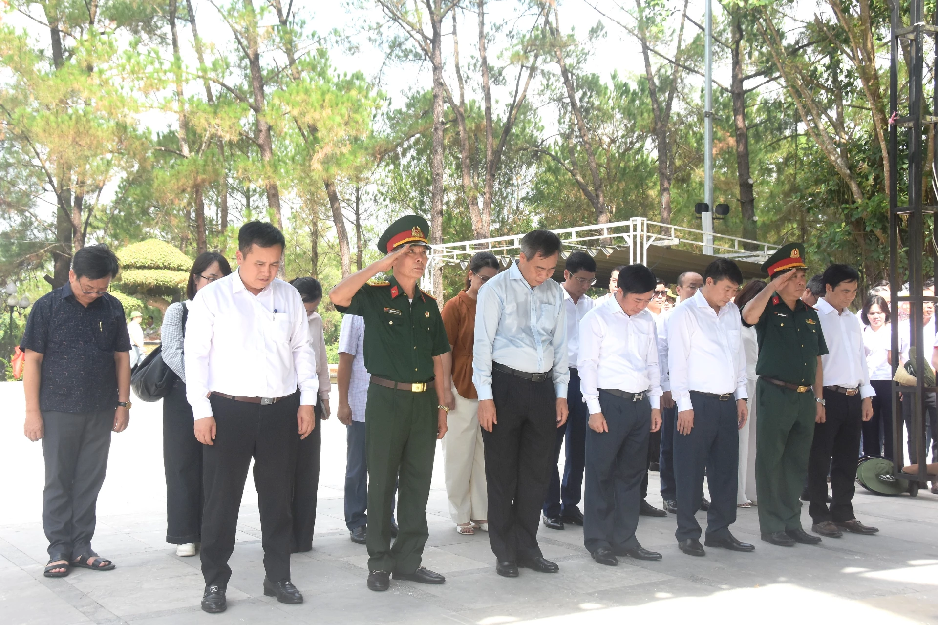 Đoàn công tác tỉnh Thái Nguyên dành phút mặc niệm tưởng nhớ các anh hùng liệt sĩ - Ảnh: Đ.V