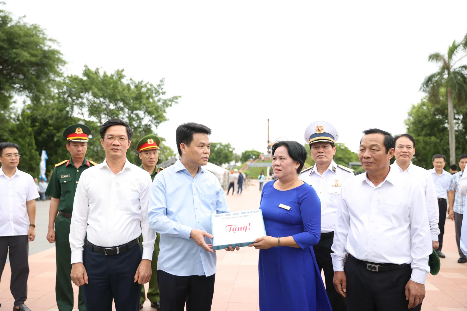 Đồng chí Lê Ngọc Châu, Bí thư Thành ủy, Trưởng Đoàn Đại biểu Quốc hội TP. Hải Phòng trao tặng quà cho đại diện Ban Quản lý Di tích Khu lưu niệm Tổng Bí thư Lê Duẩn và Thành Cổ Quảng Trị - Ảnh: Đ.V