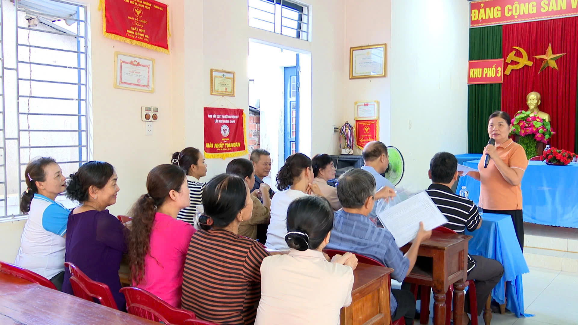Khu phố 3, phường Đông Hà tổ chức họKhu phố 3, phường Đông Hà tổ chức họp dân lấy ý kiến về đề án sắp xếp lại khu phố - Ảnh: Đ.V