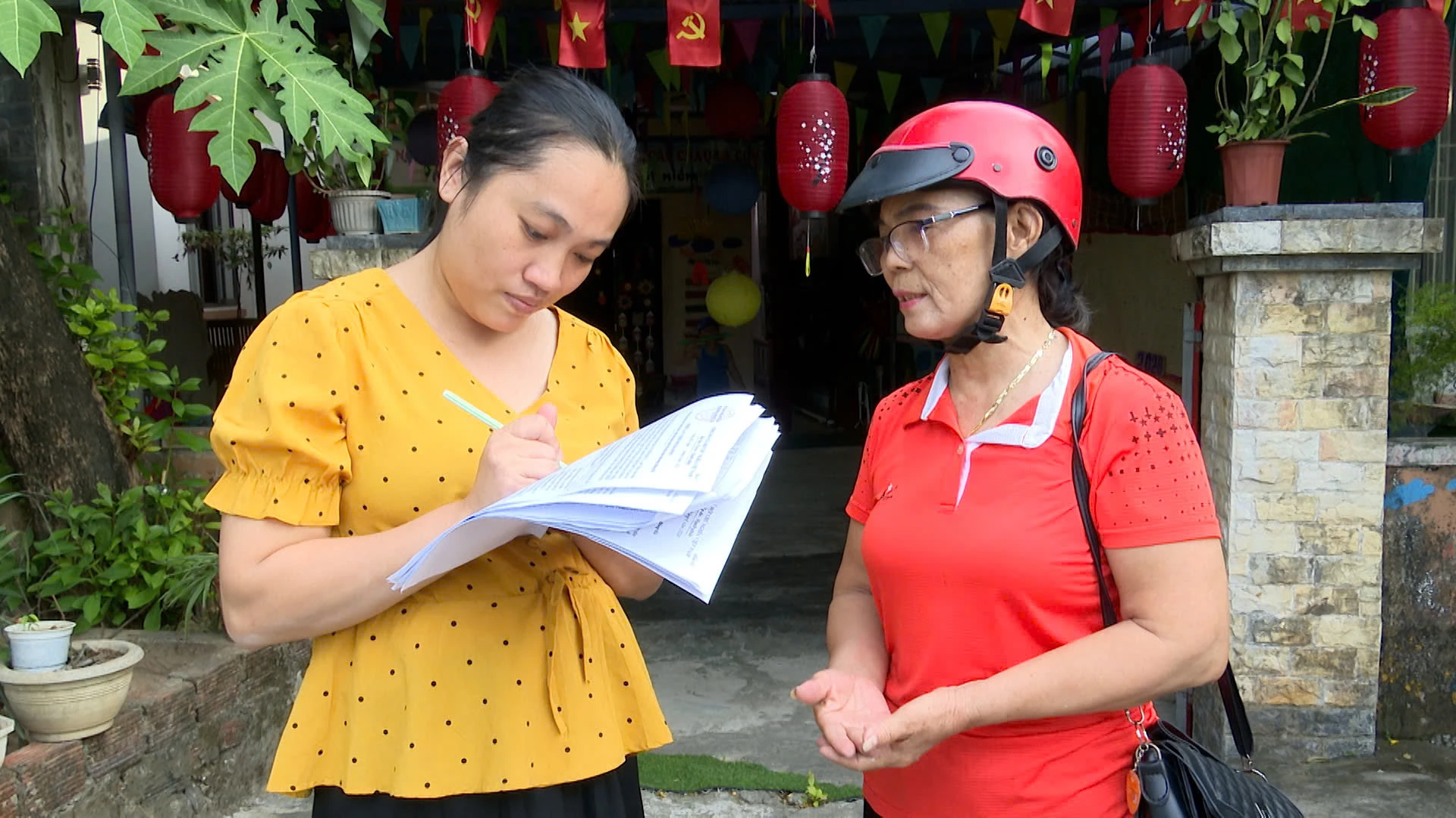 Thành viên tổ công tác các khu phố ở phường Đông Hà đến từng gia đình trên địa bàn để tuyên truyền về chủ trương sắp xếp tổ dân phố-Ảnh: Đ.V