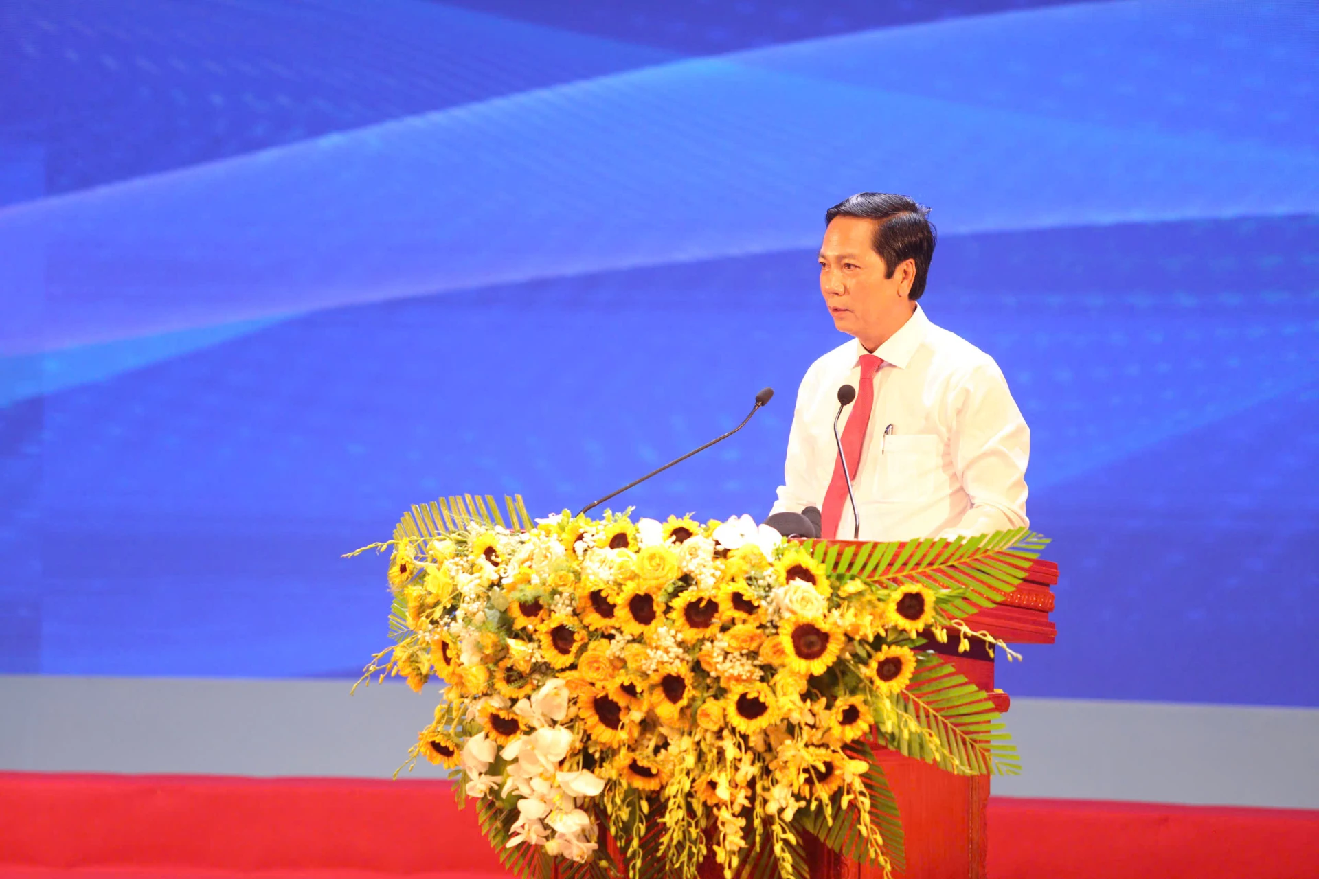 Đồng chí Hoàng Nam, Phó Chủ tịch Thường trực UBND tỉnh công bố Quyết định điều chỉnh Quy hoạch tỉnh Quảng Trị thời kỳ 2021-2030, tầm nhìn đến năm 2050 - Ảnh: Đ.V