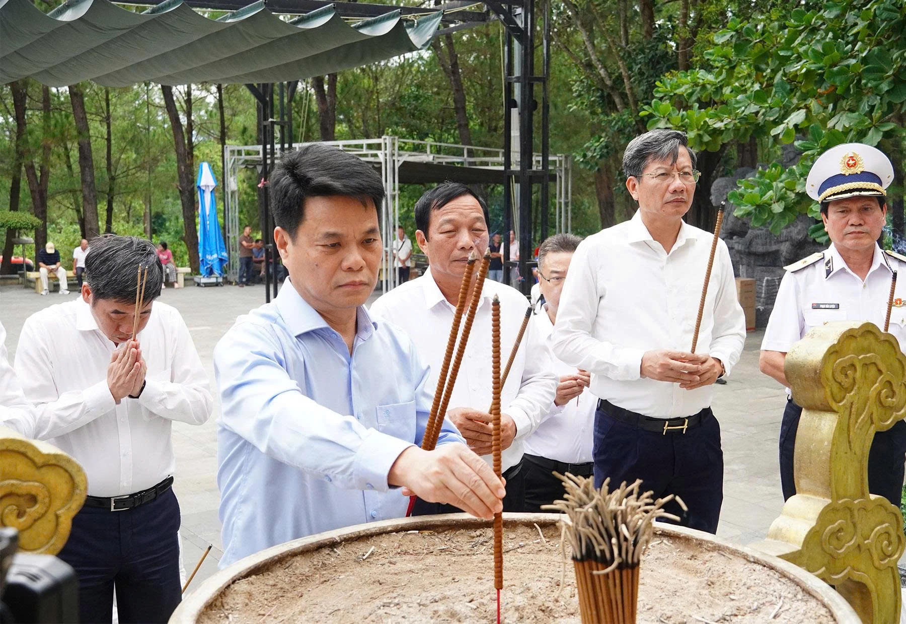 Đồng chí Lê Ngọc Châu, Bí thư Thành ủy, Trưởng Đoàn Đại biểu Quốc hội TP. Hải Phòng dâng hương tại Nghĩa trang Liệt sĩ quốc gia Trường Sơn - Ảnh: Đ.V
