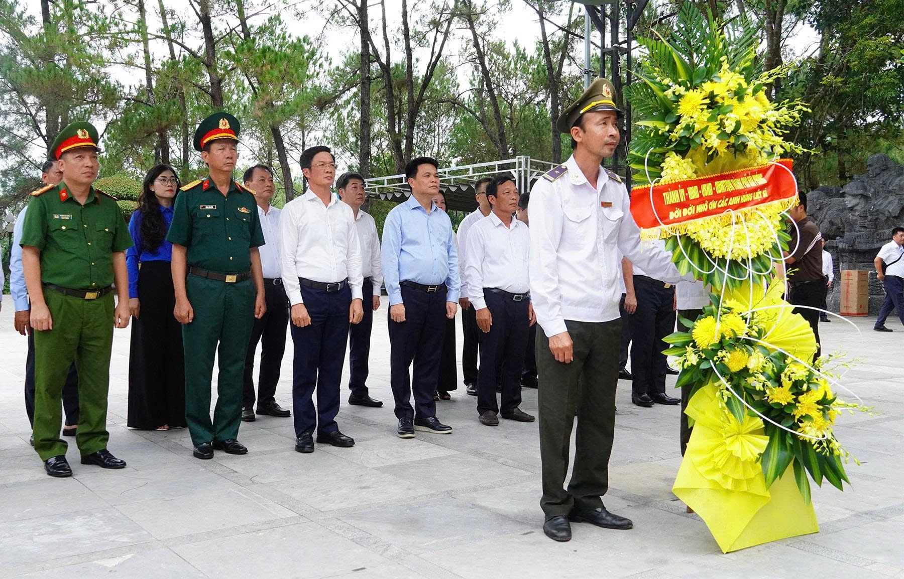 Đoàn đại biểu TP. Hải Phòng viếng, tri ân các anh hùng liệt sĩ tại Nghĩa trang Liệt sĩ quốc gia Trường Sơn - Ảnh: Đ.V 