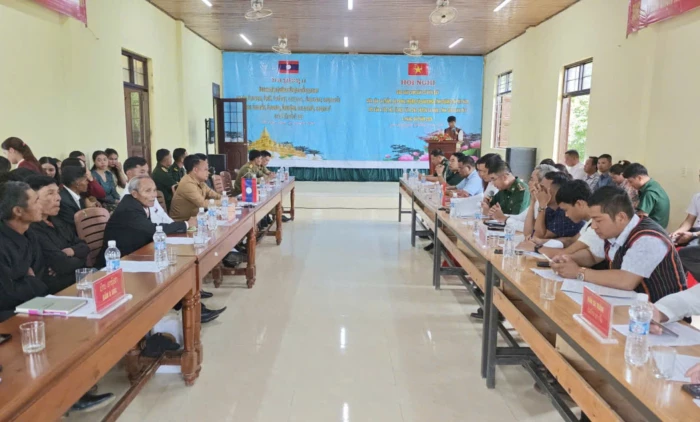 Giao ban cụm dân cư biên giới Việt Nam-Lào