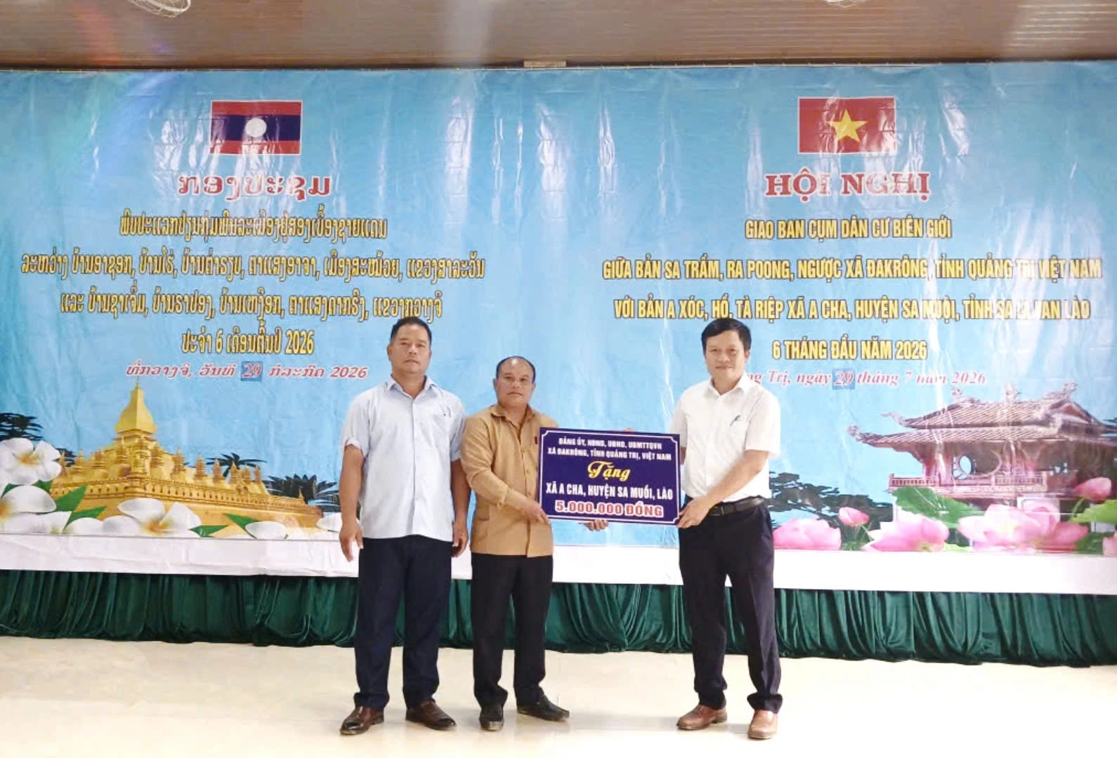 Lãnh đạo xã Đakrông trao hỗ trợ kinh phí sản xuất cho xã A Cha - - Ảnh: K.S