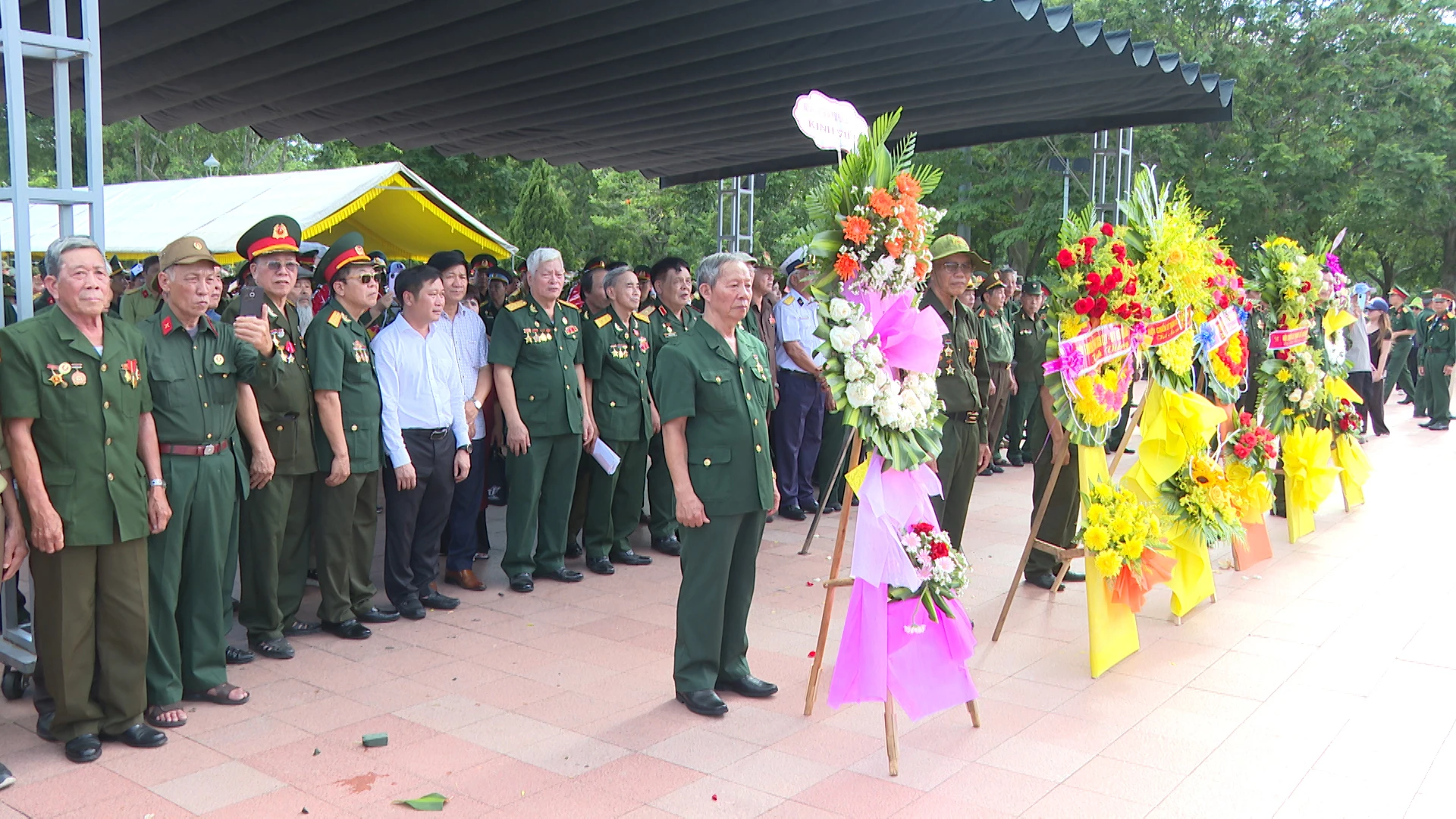 Hội Chiến sĩ Thành Cổ Quảng Trị năm 1972 đã dâng hoa, dâng hương tưởng nhớ các anh hùng liệt sĩ. Ảnh: QN