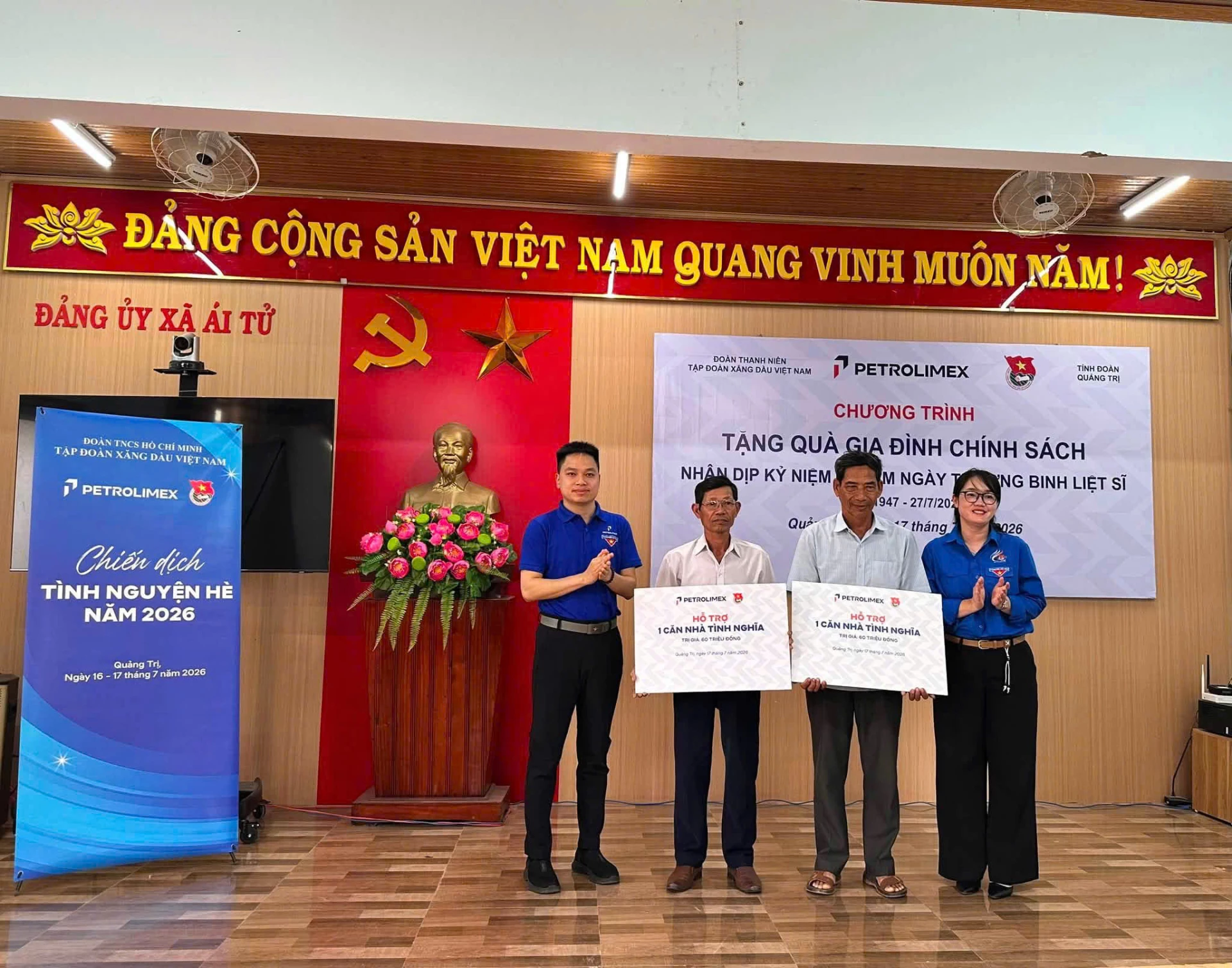 Trao 2 căn nhà tình nghĩa cho gia đình chính sách có hoàn cảnh khó khăn
