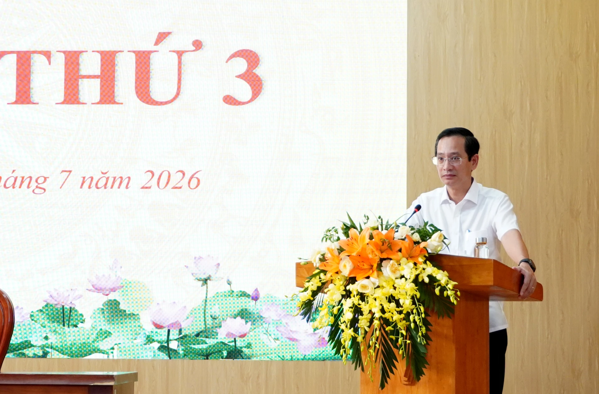 Đại diện ngành chức năng trả lời chất vấn của đại biểu HĐND phường - Ảnh: H.Tr.