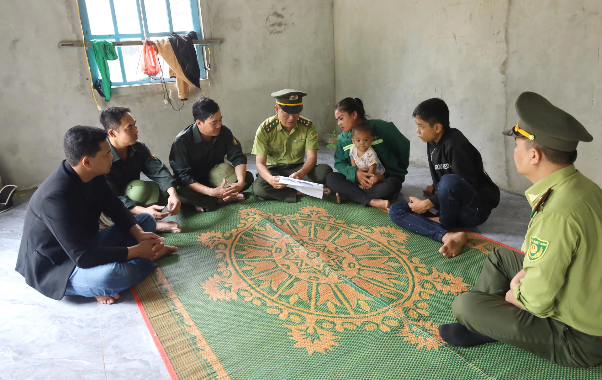 Cộng đồng dân cư bản Ngân Thủy, xã Kim Ngân được lực lượng chức năng tuyên truyền về quyền lợi, nghĩa vụ khi tham gia vào công tác bảo vệ, phát triển rừng tại địa phương, Ảnh: Văn Minh. 
