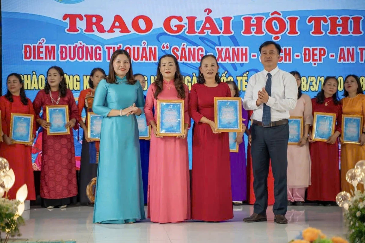 Hội LHPN xã Gio Linh trao giải tuyến đường tự quản sáng xanh sạch đẹp an toàn