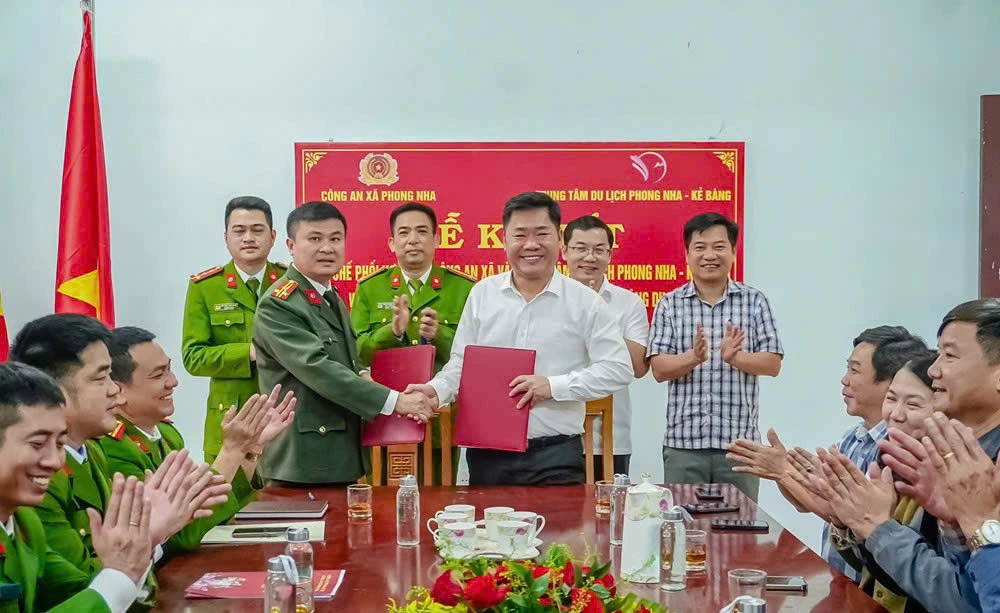 Công an xã Phong Nha và Trung tâm Du lịch Phong Nha-Kẻ Bàng ký kết quy chế phối hợp về công tác bảo đảm an toàn giao thông, an ninh trật tự trong hoạt động du lịch - Ảnh: P.P