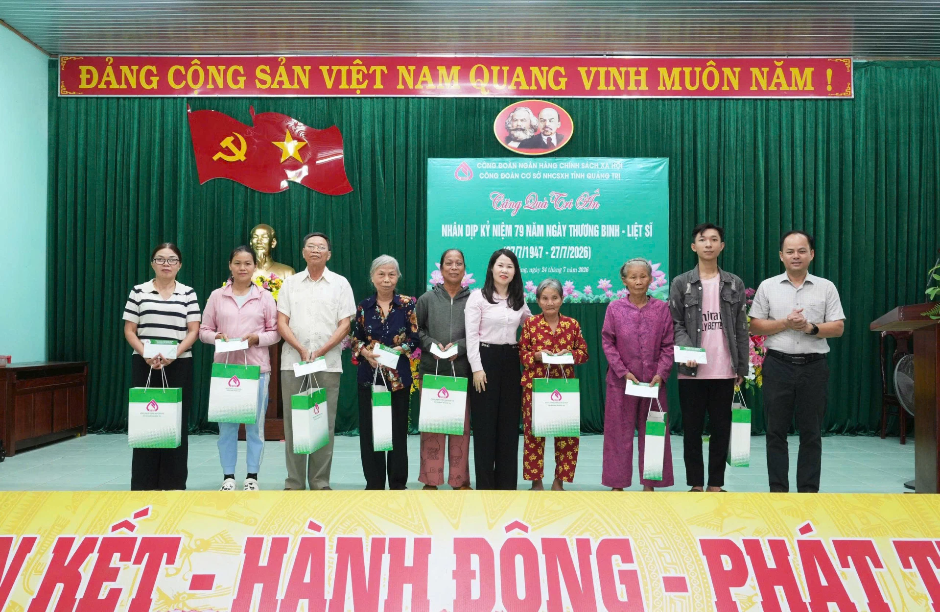 Đại diện lãnh đạo Chi nhánh Ngân hàng CSXH thăm, tặng quà các gia đình chính sách, người có công trên địa bàn xã Hải Lăng -Ảnh: M.L