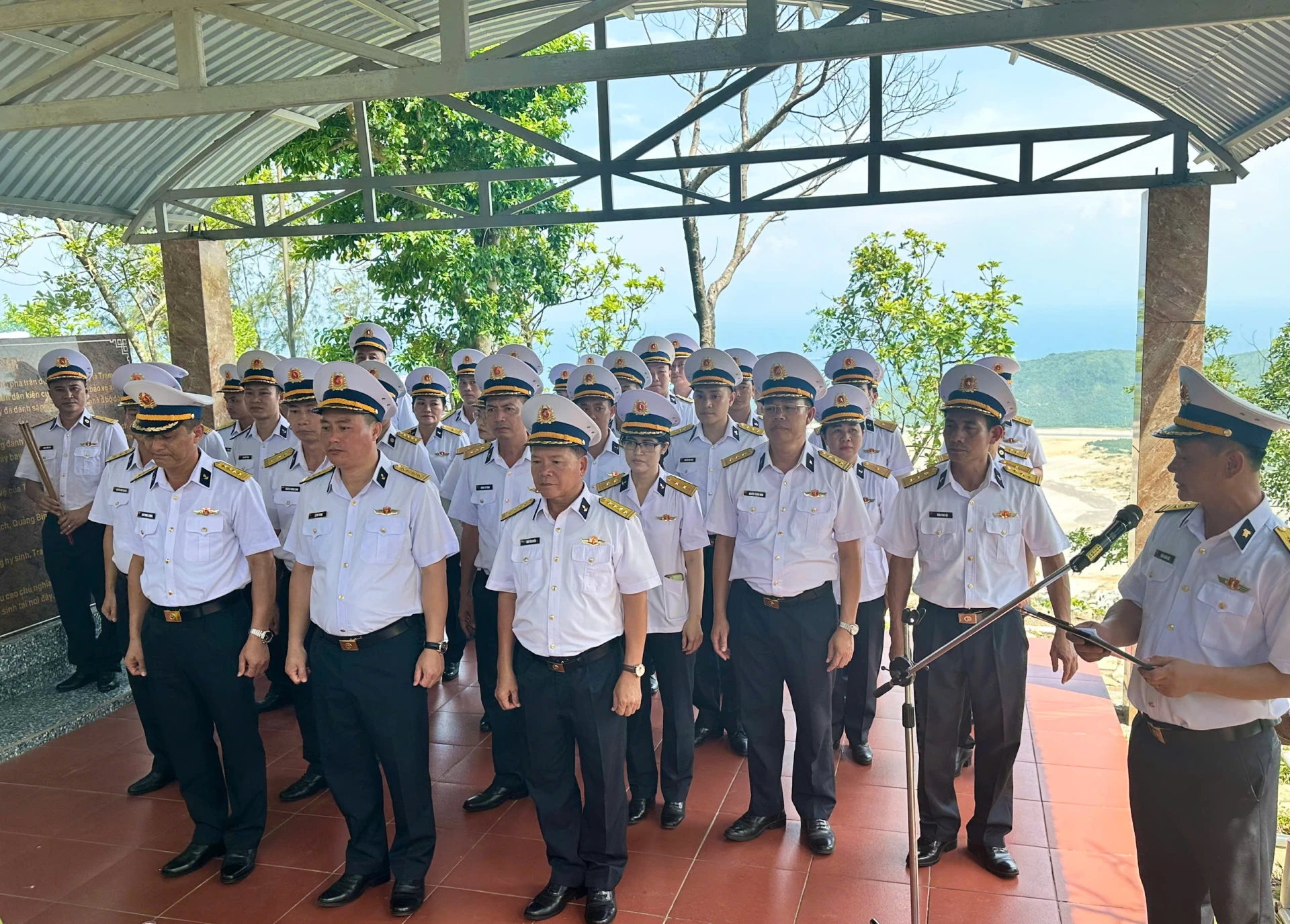 Đoàn đại biểu Bộ Tư lệnh Vùng 3 Hải quân dâng hương tại bia chiến tích Hầm Nghiêng Trạm 535 - Ảnh: Thùy Trang