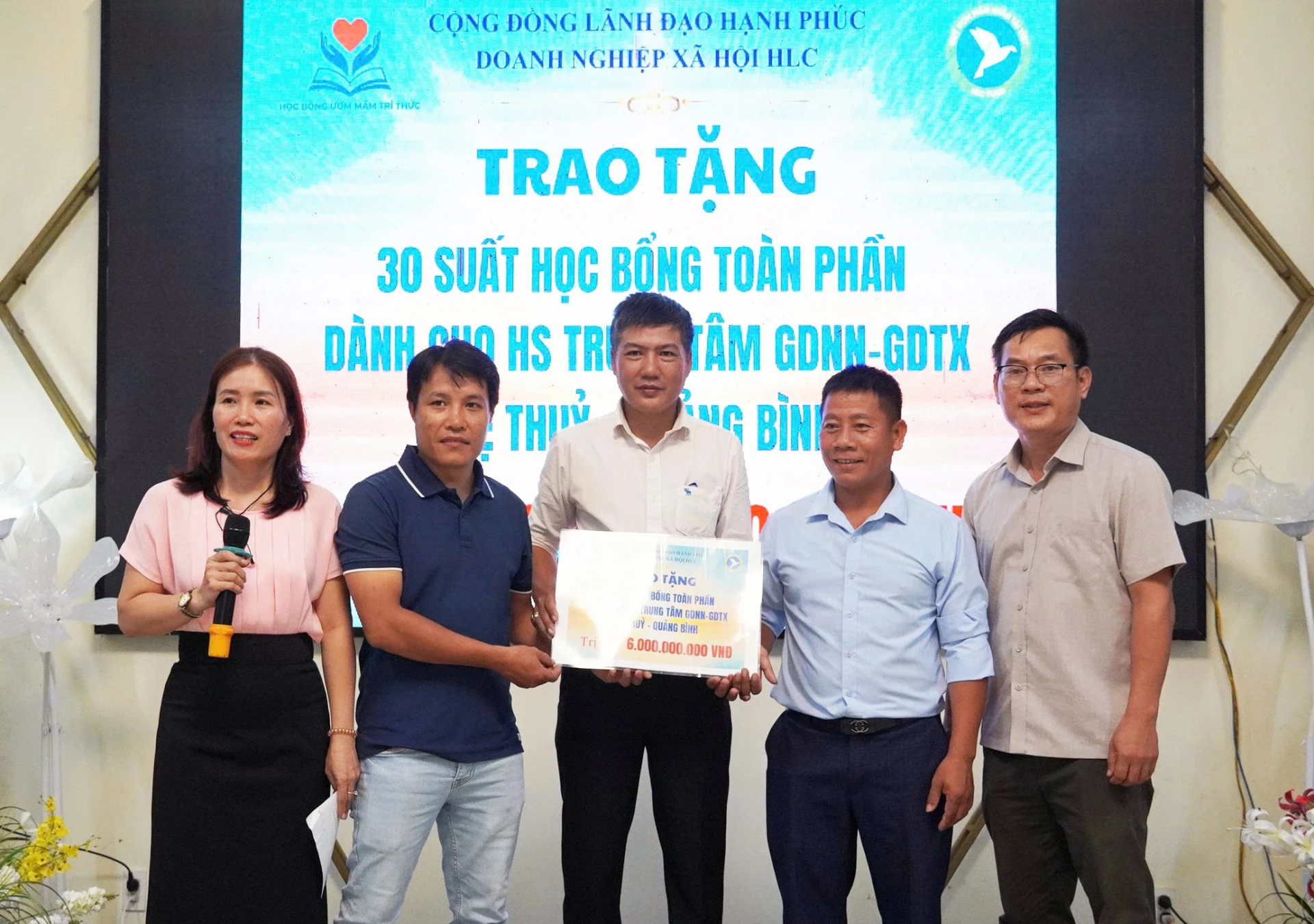 Đại diện HLC Holdings trao học bổng cho các em học sinh Trung tâm giáo dục nghề nghiệp-giáo dục thường xuyên Lệ Thủy - Ảnh: L.C