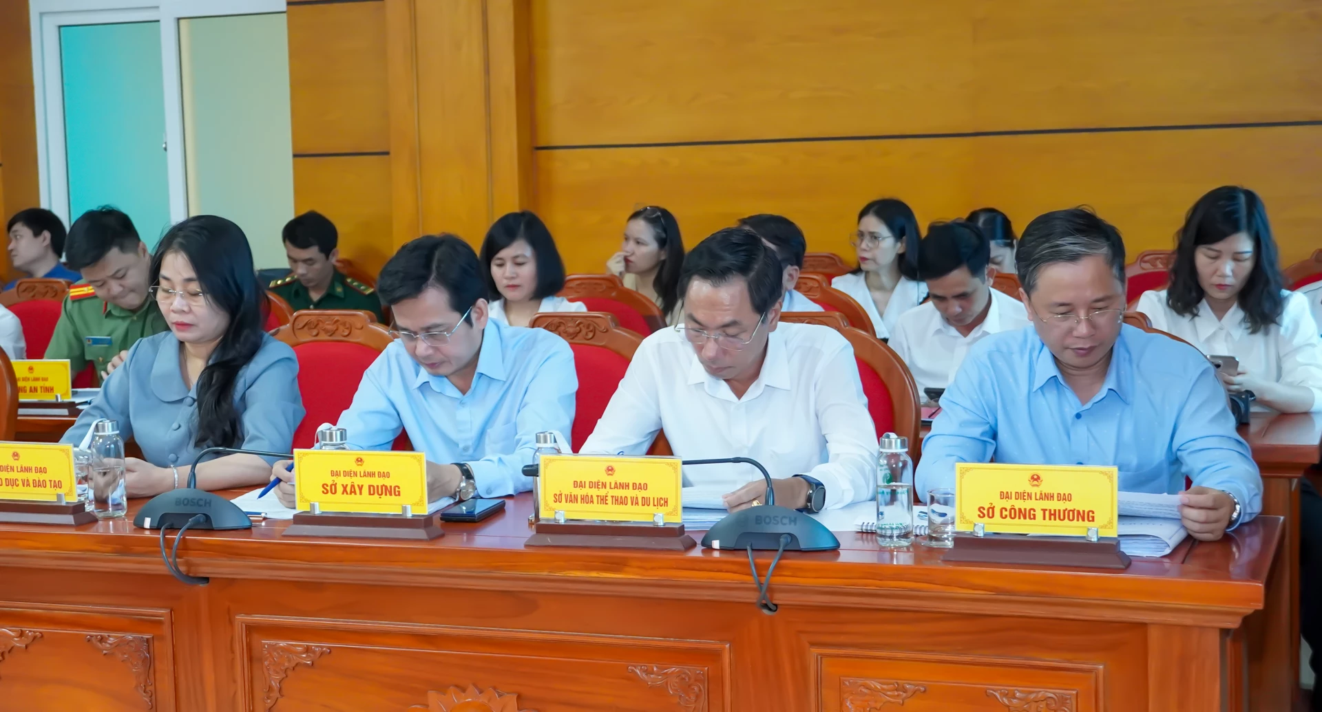 Các đại biểu tham dự phiên họp - Ảnh: N.H