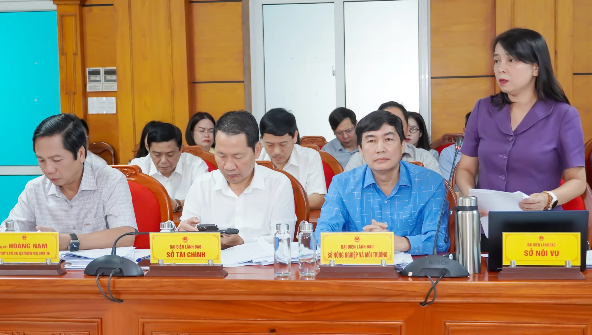 Các đại biểu báo cáo tại phiên họp - Ảnh: N.H