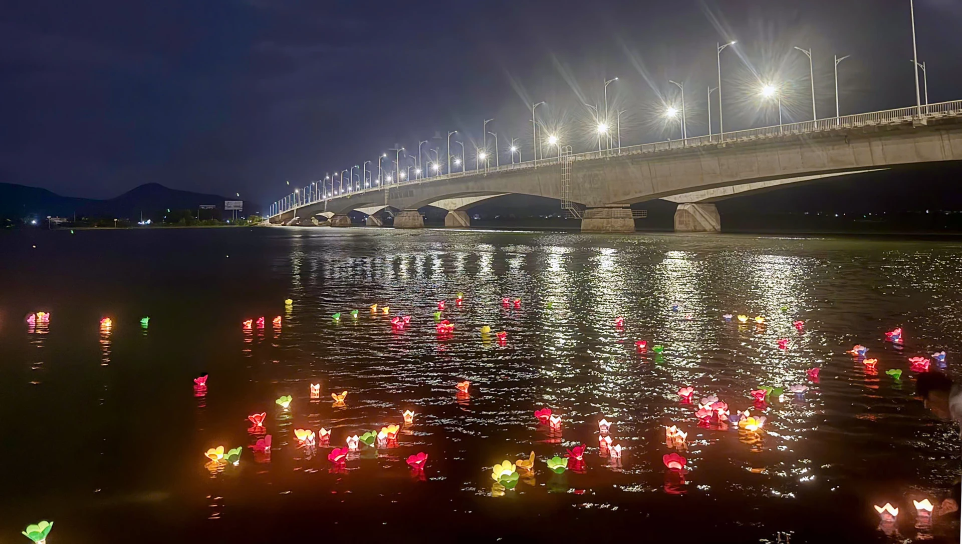 Sông Gianh trong đêm hoa đăng tri ân - Ảnh: N.M