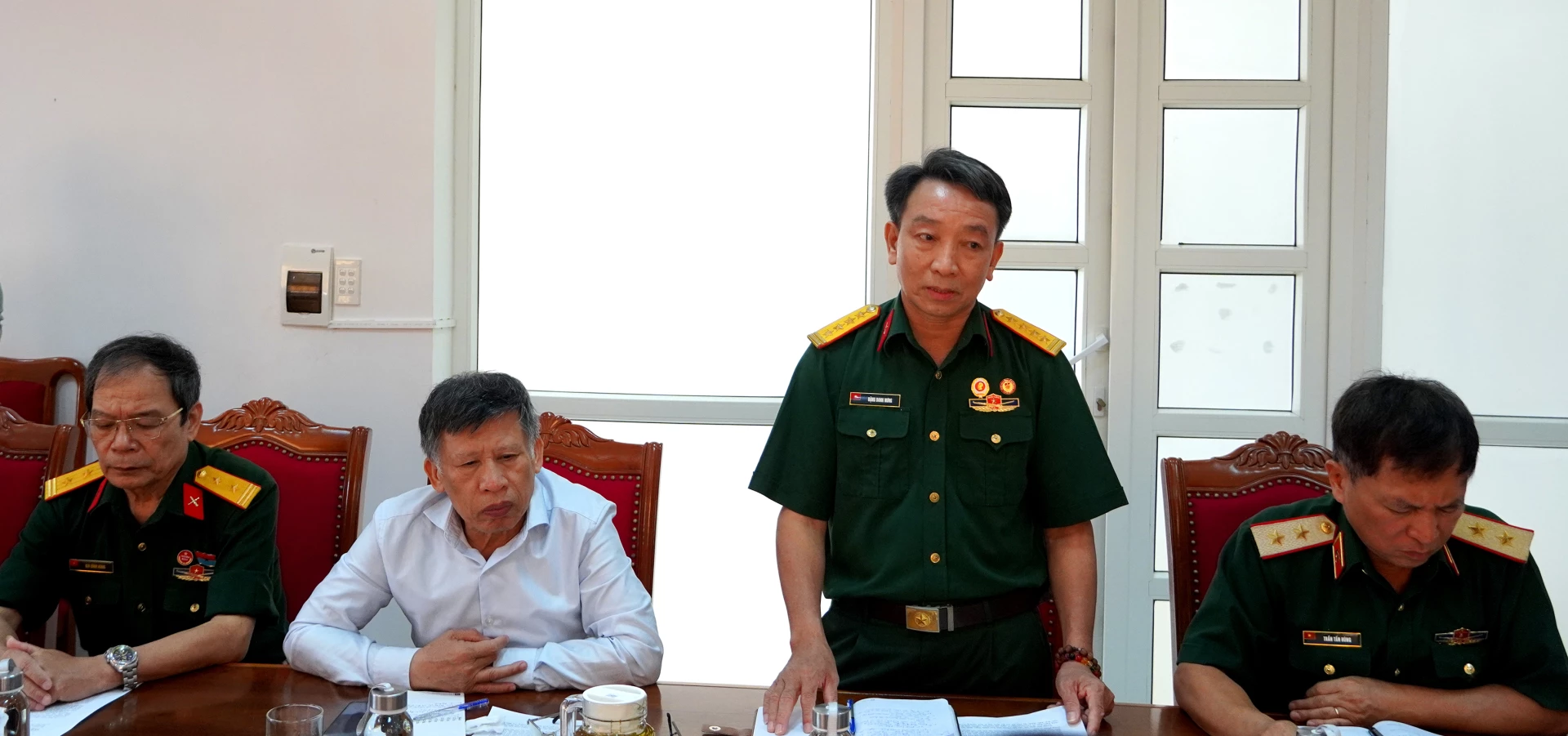 Đại diện các thành viên đoàn công tác Hội hỗ trợ gia đình liệt sĩ Việt Nam trao đổi, đề xuất thành lập Ban Vận động Hỗ trợ gia đình liệt sĩ tỉnh Quảng Trị - Ảnh: H.Tr