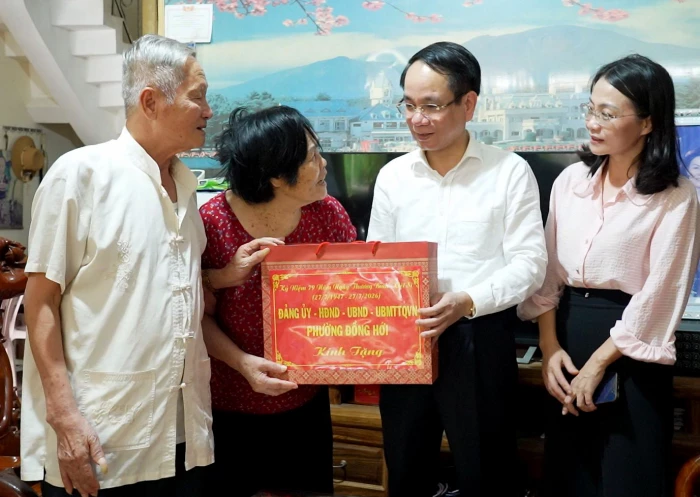 Phường Đồng Hới thăm và tặng quà gia đình có công với cách mạng