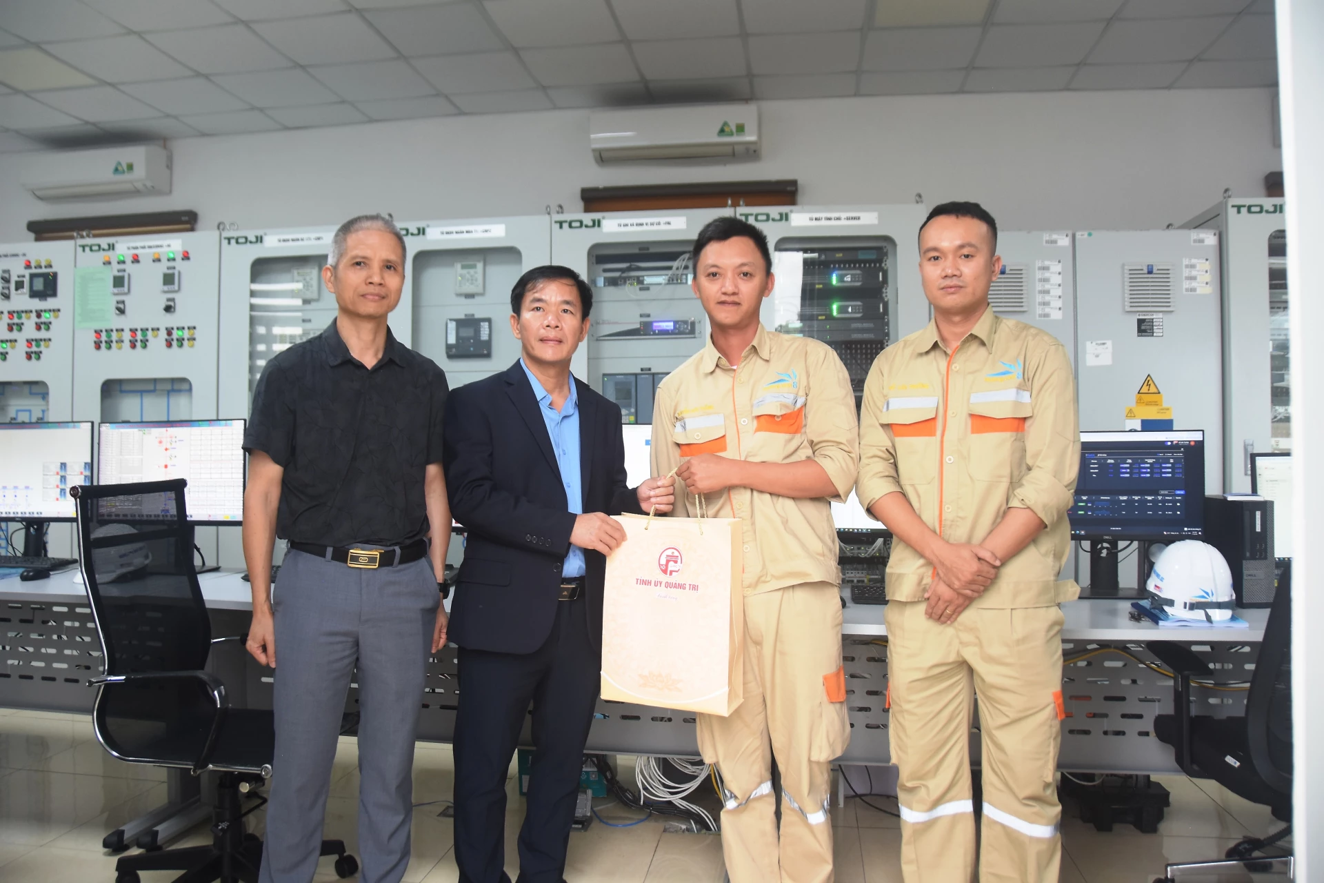 Đồng chí Bí thư Tỉnh ủy Nguyễn Văn Phương trao tặng quà động viên cán bộ, nhân viên Nhà máy điện gió Hướng Linh 8 - Ảnh: Đ.V