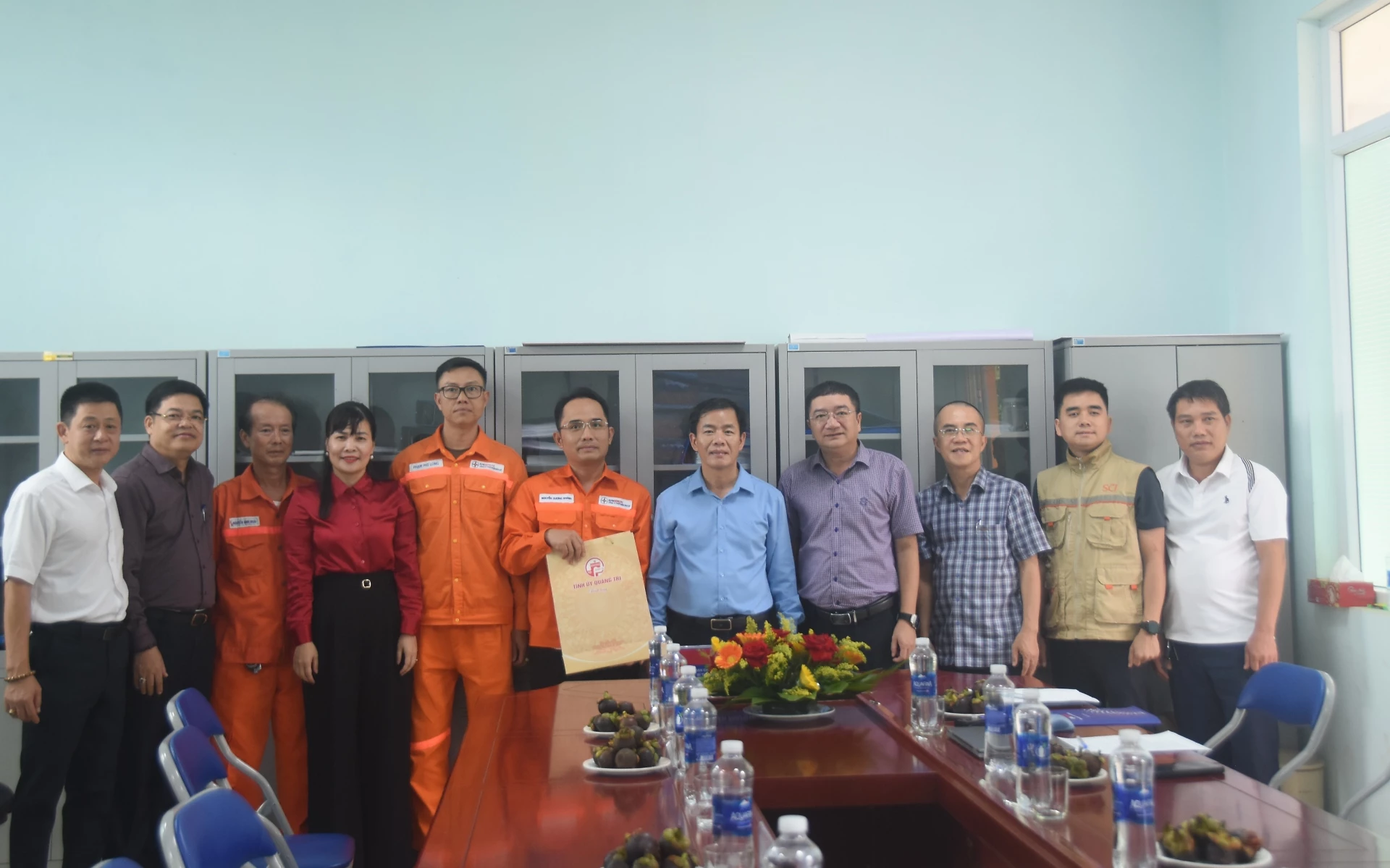 Đồng chí Bí thư Tỉnh ủy Nguyễn Văn Phương trao tặng quà động viên cán bộ, nhân viên Nhà máy điện gió Hướng Phùng 1 - Ảnh: Đ.V