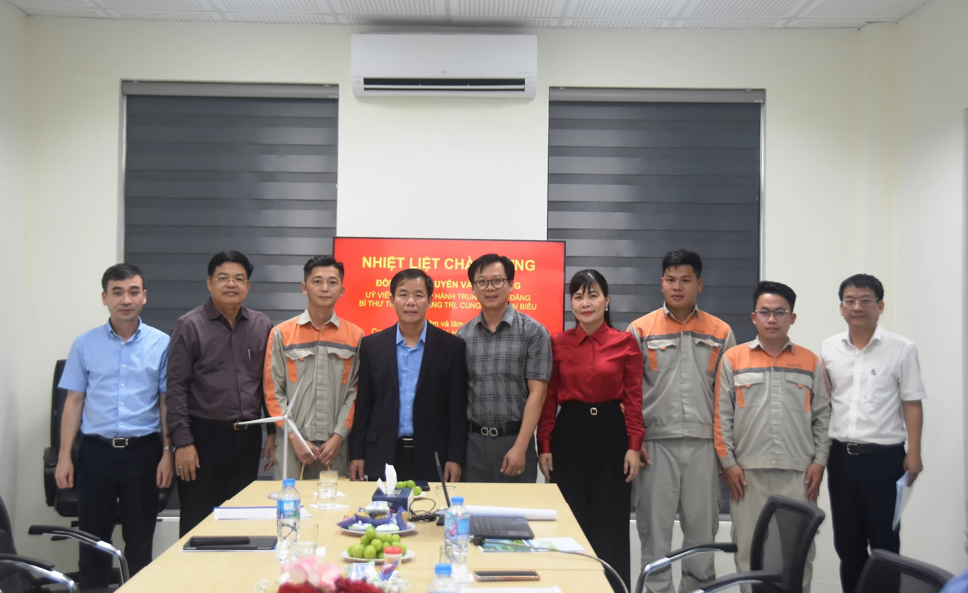 Đồng chí Bí thư Tỉnh ủy Nguyễn Văn Phương chụp hình lưu niệm với cán bộ, nhân viên Nhà máy điện gió Hướng Tân - Ảnh: Đ.V