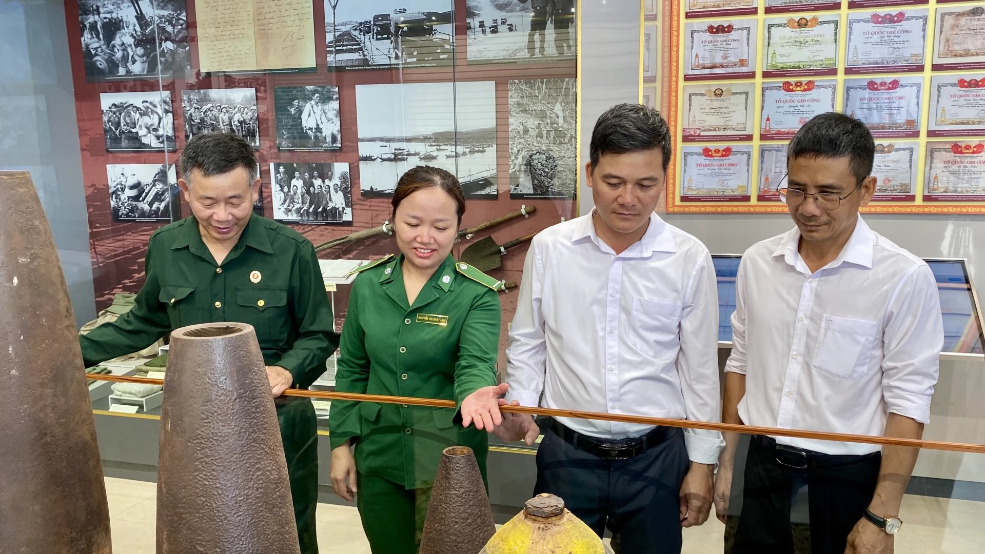 Chị Nguyễn Thị Nhật Lam hướng dẫn du khách ở Khu tưởng niệm 16 thanh niên xung phong hy sinh tại Bến phà II Long Đại-Ảnh: H.N