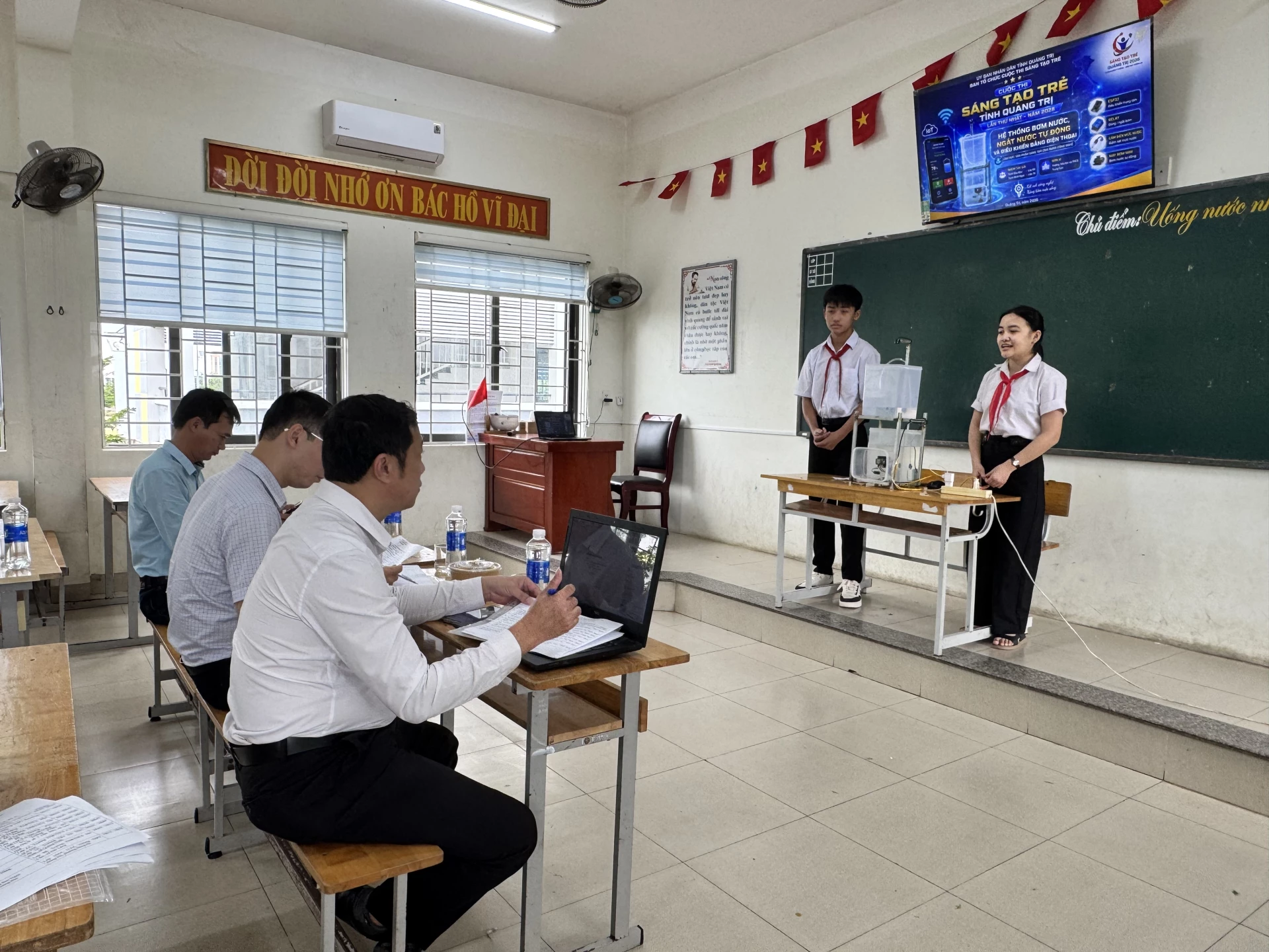 Các thí sinh tự tin thuyết trình về sản phẩm dự thi- Ảnh: Mai Linh