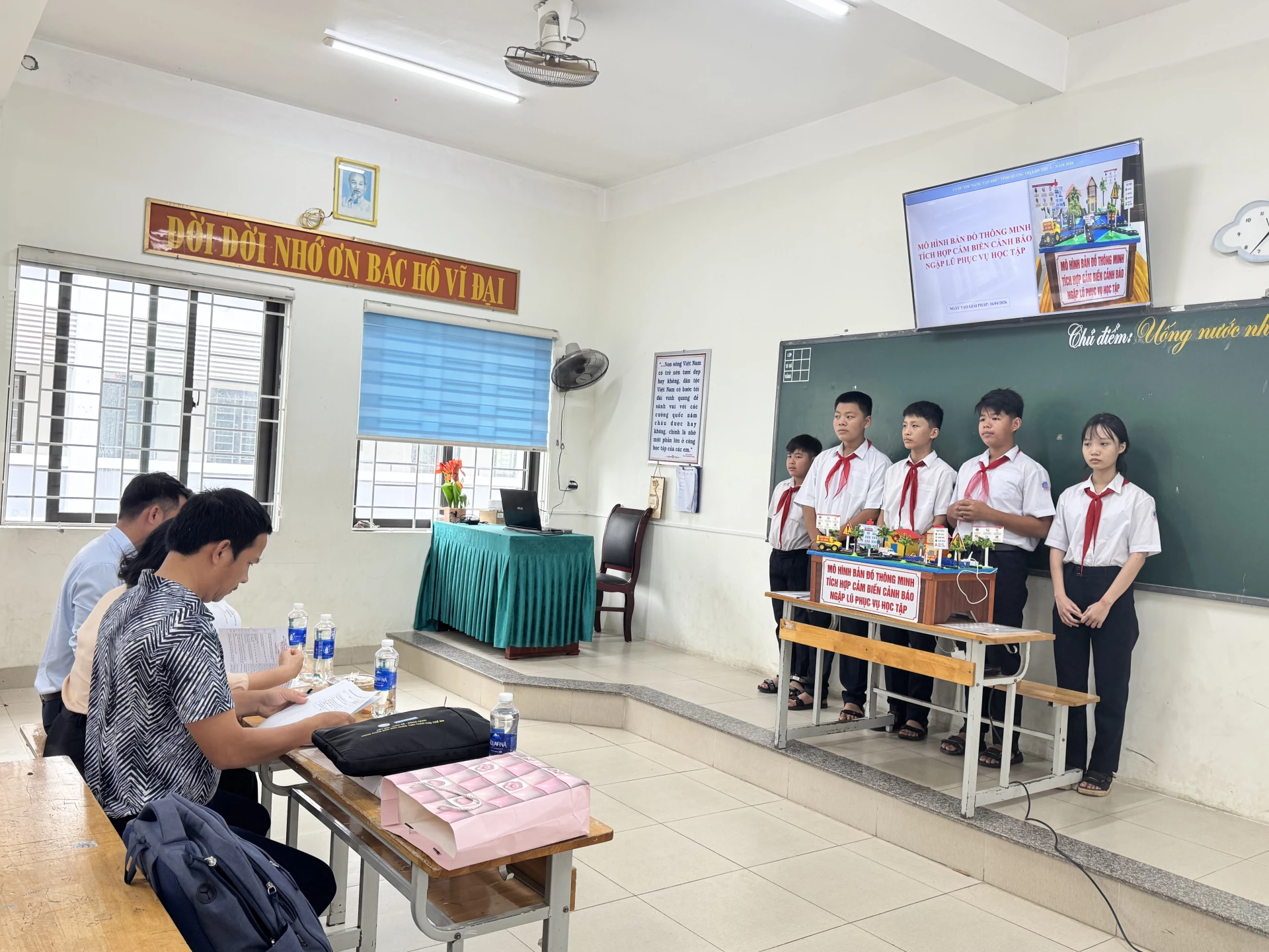 Nhóm thí sinh trình bày ý tưởng về sản phẩm mô hình thủ công phát triển du lịch- Ảnh: Mai Linh