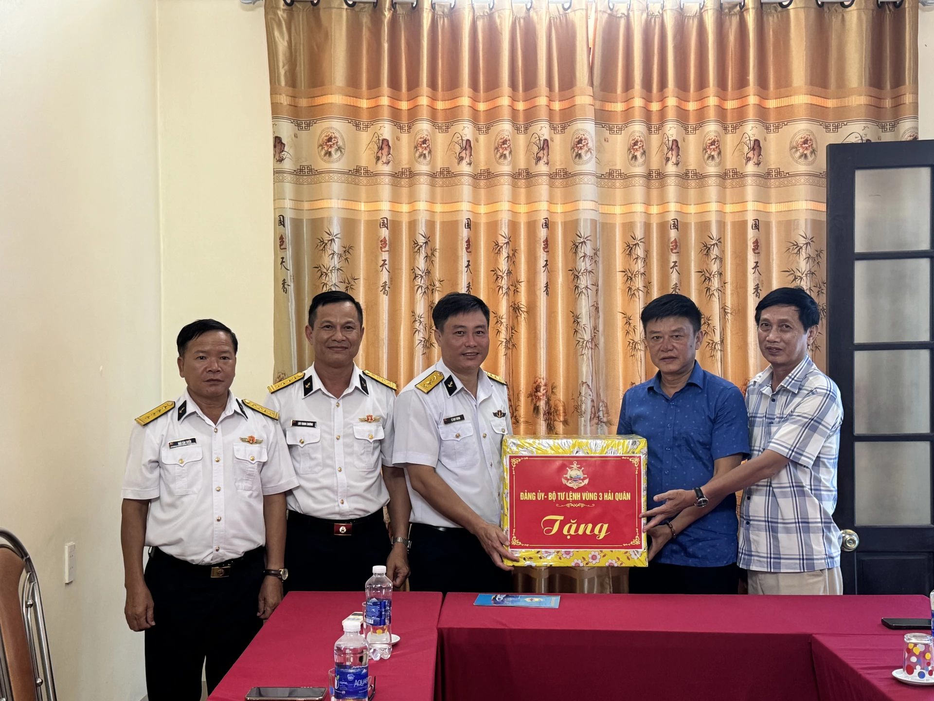 Đoàn công tác BTL Vùng 3 Hải quân tặng quà cho Trung tâm Điều dưỡng NCC và Quản lý nghĩa trang liệt sĩ tỉnh Quảng Trị- Ảnh: Mai Linh