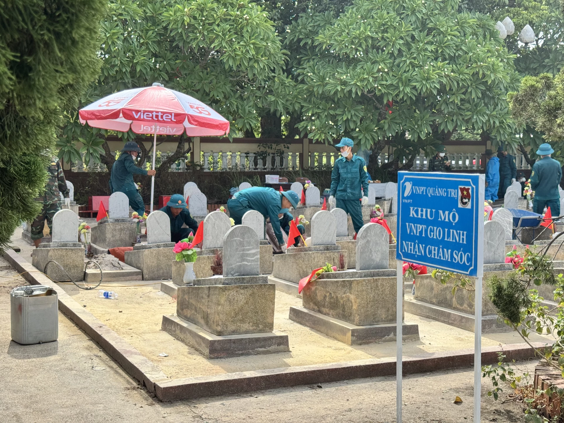 Lực lượng chức năng nỗ lực thực hiện nhiệm vụ- Ảnh: Mai Linh