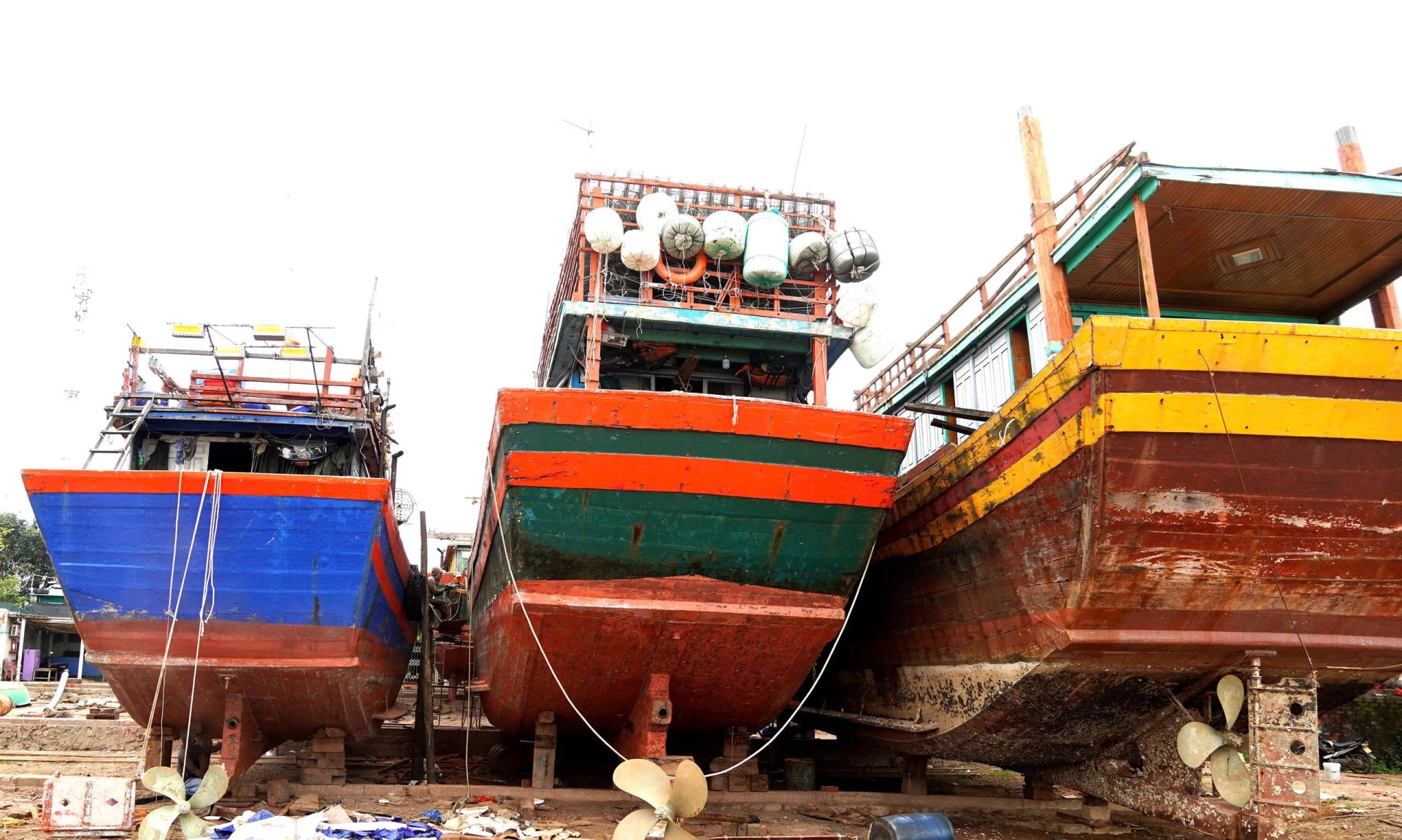 Mỗi năm các xưởng sửa chữa, đóng mới cho hơn 400 tàu thuyền, phục vụ ngư dân phường Đồng Hới và các khu vực lân cận - Ảnh: H.Tr.