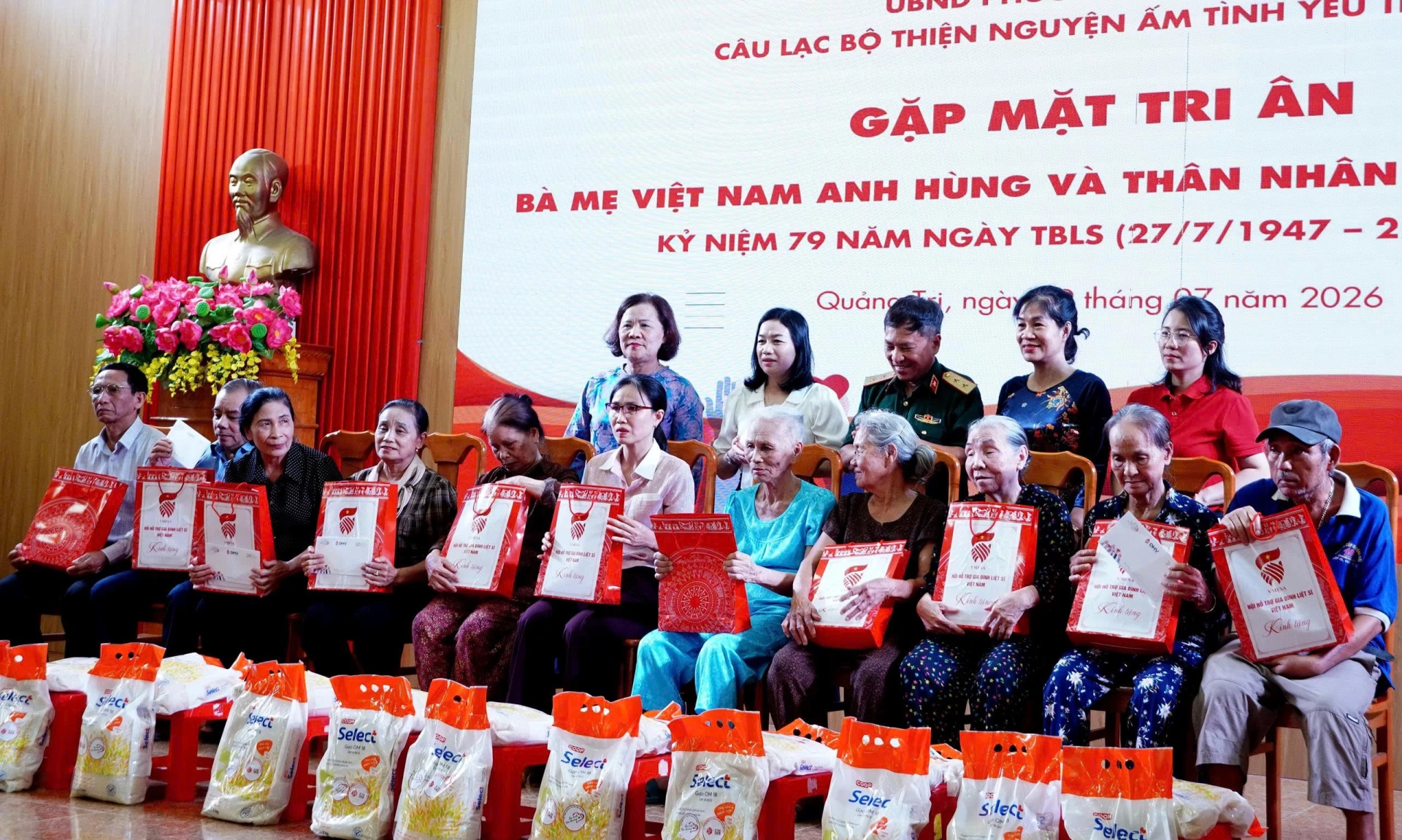 Phường Đồng Hới phối hợp với các đơn vị, nhà hảo tâm tặng quà các gia đình có công với cách mạng - Ảnh: H.TR