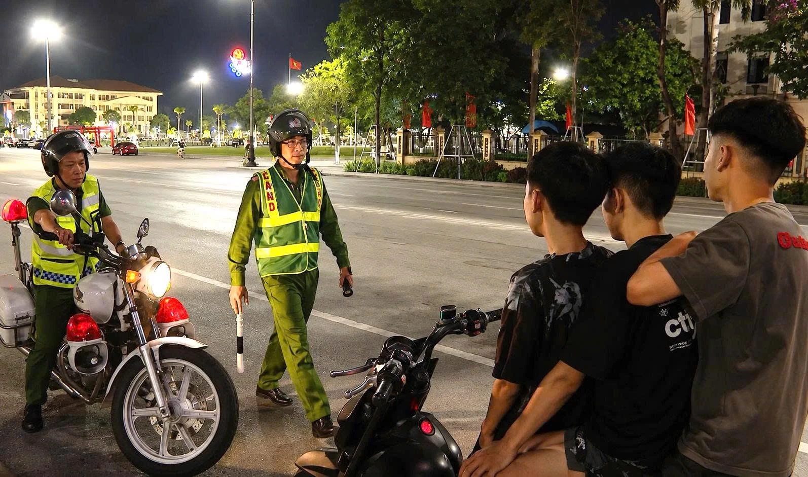 Lực lượng Công an phường Đồng Hới tuần tra, phát hiện nhóm thanh thiếu niên vi phạm pháp luật về trật tự an toàn giao thông đường bộ - Ảnh: H.Tr.
