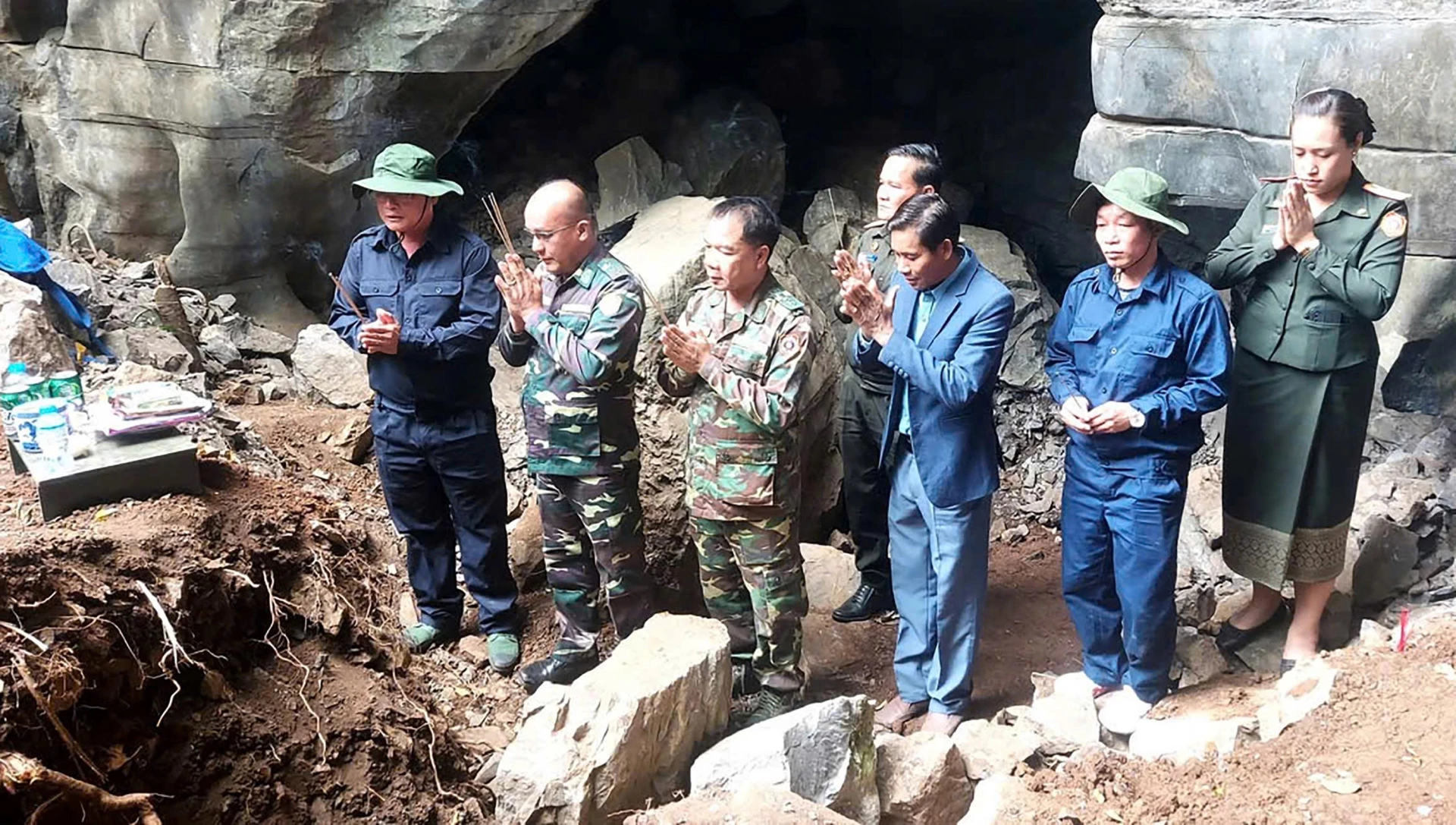 Cán bộ Đội Quy tập hài cốt liệt sĩ 589 và chính quyền, lực lượng chức năng tỉnh Khăm Muồn dâng hương tri ân các liệt sĩ-Ảnh: Đội 589
