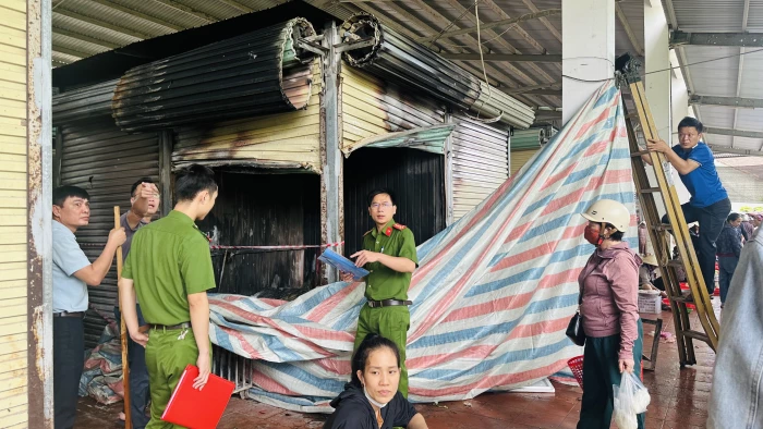 Lực lượng chức năng phong tỏa hiện trường, điều tra nguyên nhân vụ cháy chợ Cộn