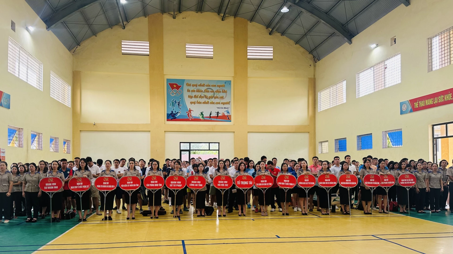Quảng cảnh lễ khai mạc hội thao - Ảnh: B.N