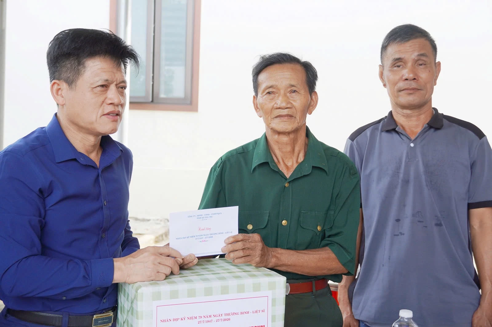 Đồng chí Lê Văn Bảo, Phó Chủ tịch UBND tỉnh thăm, tặng quà thương binh, bệnh binh