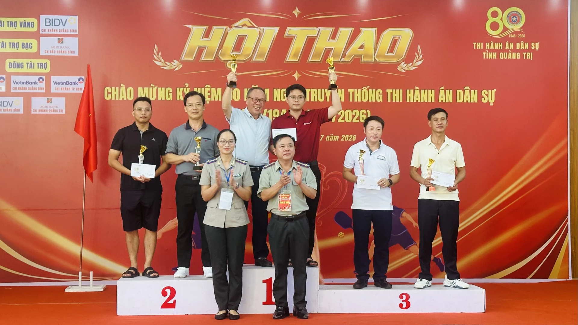 Ban tổ chức trao giải môn cầu lông đôi nam lãnh đạo. Ảnh: B.N