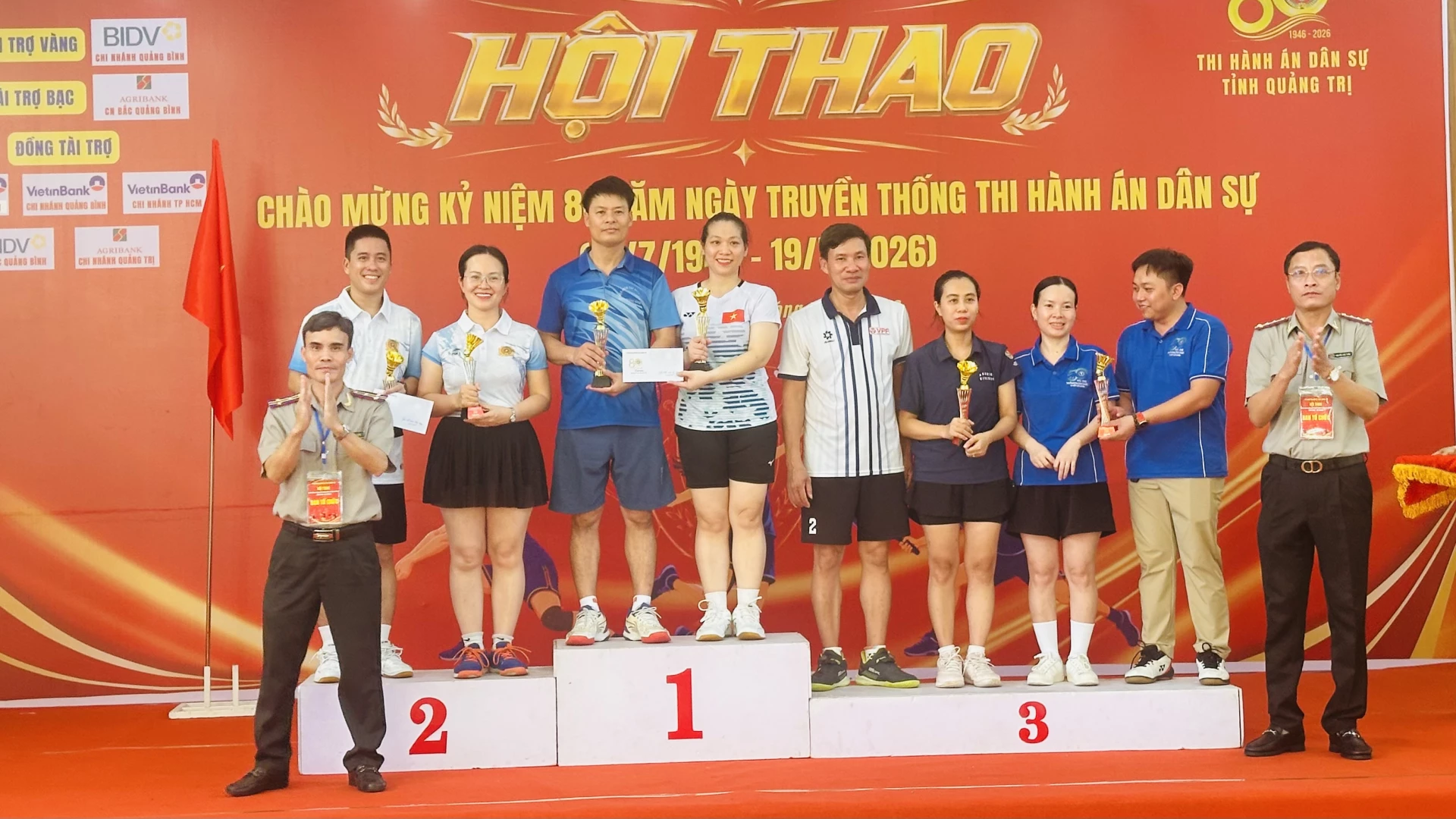 Ban tổ chức trao giải môn cầu lông đôi nam nữ- Ảnh: B.N