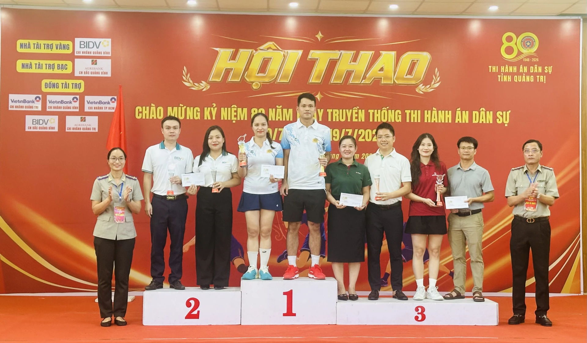 Ở môn thi đấu pickleball đôi nam nữ. Công an tỉnh giành giải Nhất, Ngân hàng BIDV Chi nhánh Quảng Bình đoạt giải Nhì; đồng giải Ba thuộc về Ngân hàng VPBank Chi nhánh Quảng Bình và Ngân hàng Agribank Chi nhánh Bắc Quảng Bình. Ảnh: B.N.