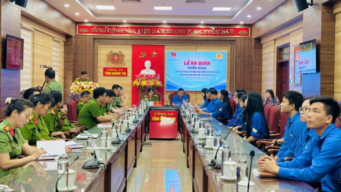 Tuổi trẻ Quảng Trị ra quân hỗ trợ người dân sử dụng hiệu quả VNeID
