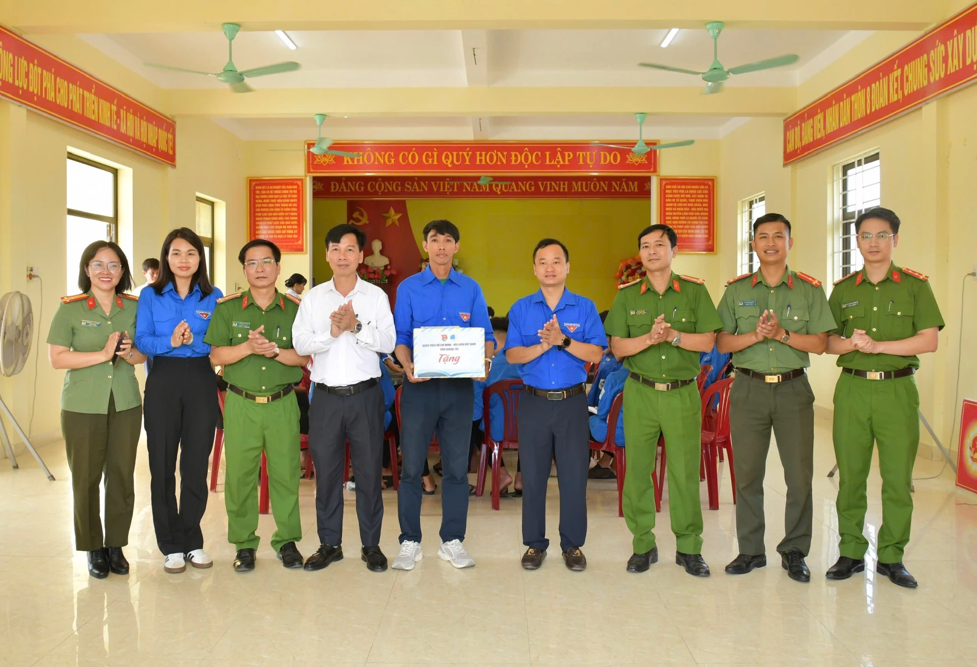 Ban Thường vụ Tỉnh Đoàn và Công an tỉnh thăm, động viên đội hình thanh niên tình nguyện triển khai Chiến dịch “Mùa hè số cùng VneID, hướng dẫn công dân số, đồng hành cùng Nhân dân thực hiện Đề án 06” tại xã Nam Trạch - Ảnh: B.N