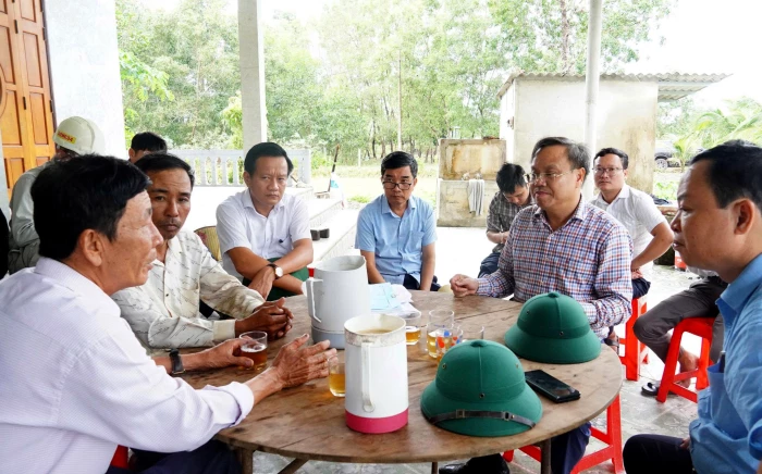Lãnh đạo UBND tỉnh đối thoại với các hộ dân tại xã Cửa Việt