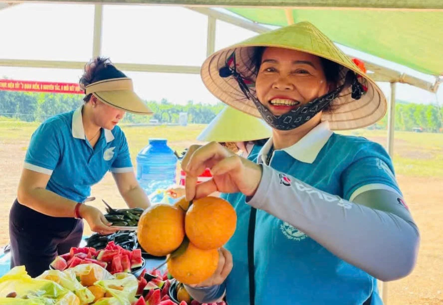 Hội Liên hiệp Phụ nữ xã Nam Trạch giới thiệu các sản phẩm, đặc sản địa phương - Ảnh: C.N
