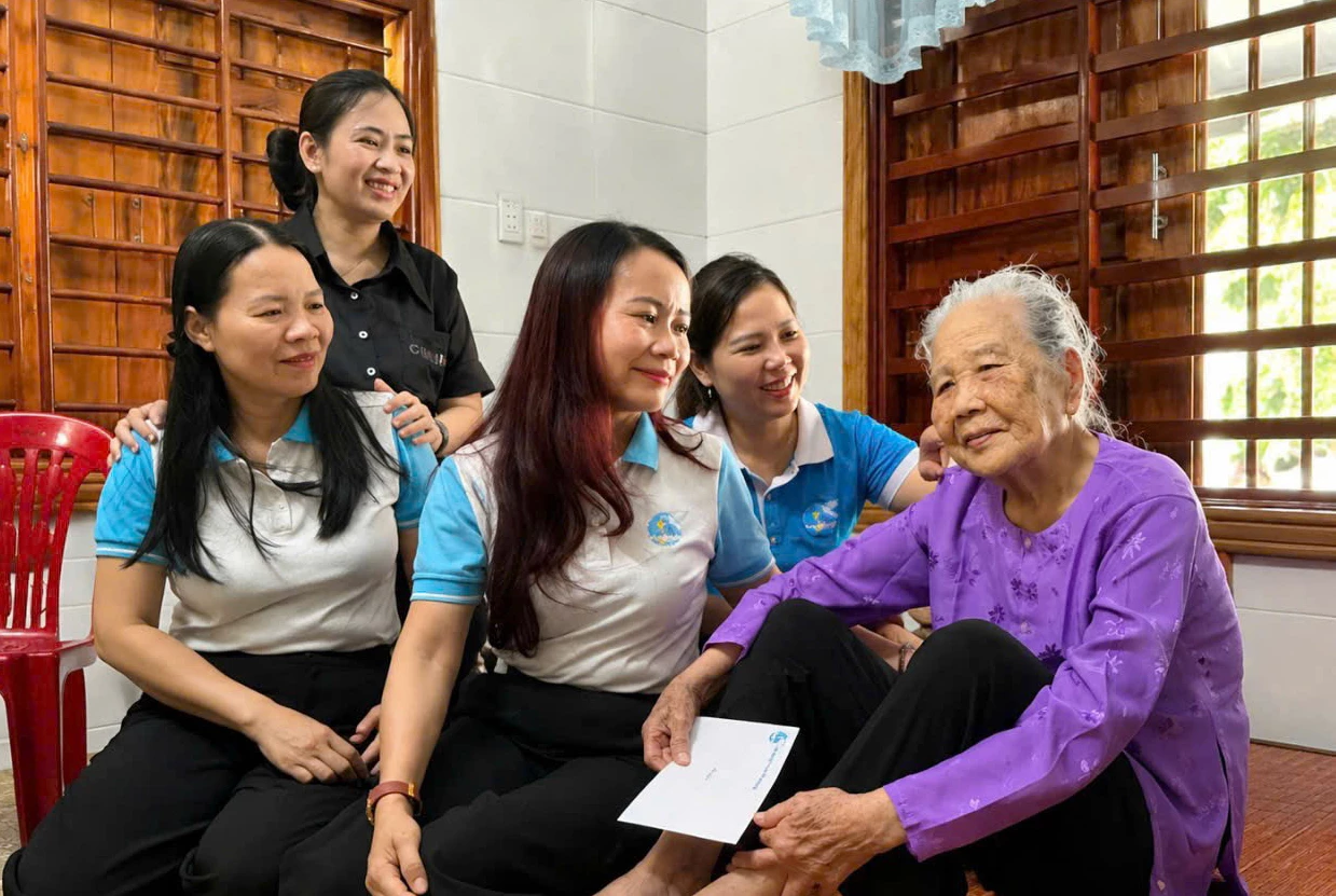 Đồng chí Trần Thị Thúy Nga, Phó Chủ tịch Thường trực Hội LHPN tỉnh thăm, tặng quà Bà mẹ Việt Nam anh hùng Hoàng Thị Hy tại xã Tân Gianh - Ảnh: H.L
